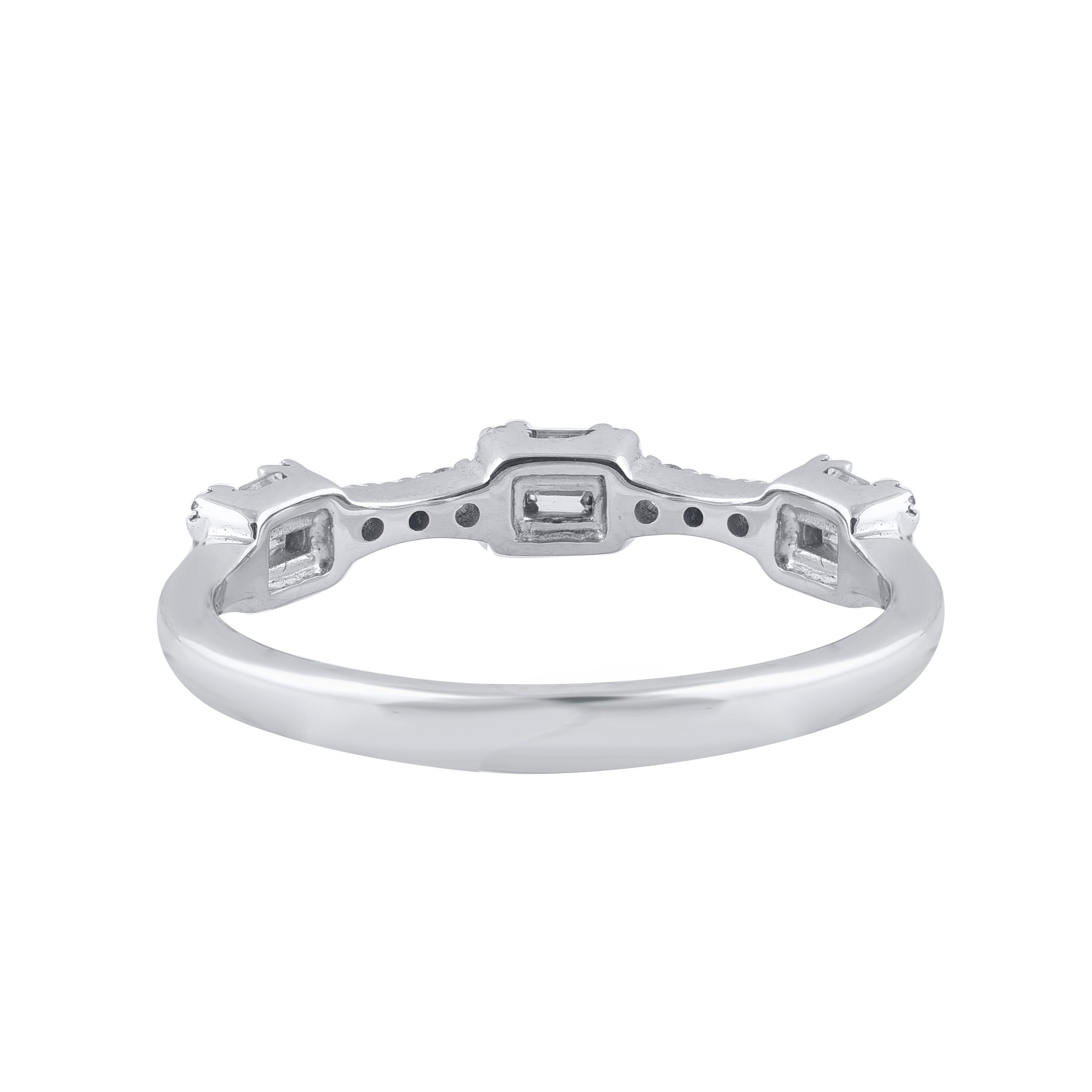 Donna TJD Anello di fidanzamento con diamante rotondo e baguette da 0,25 carati in oro bianco 14KT in vendita