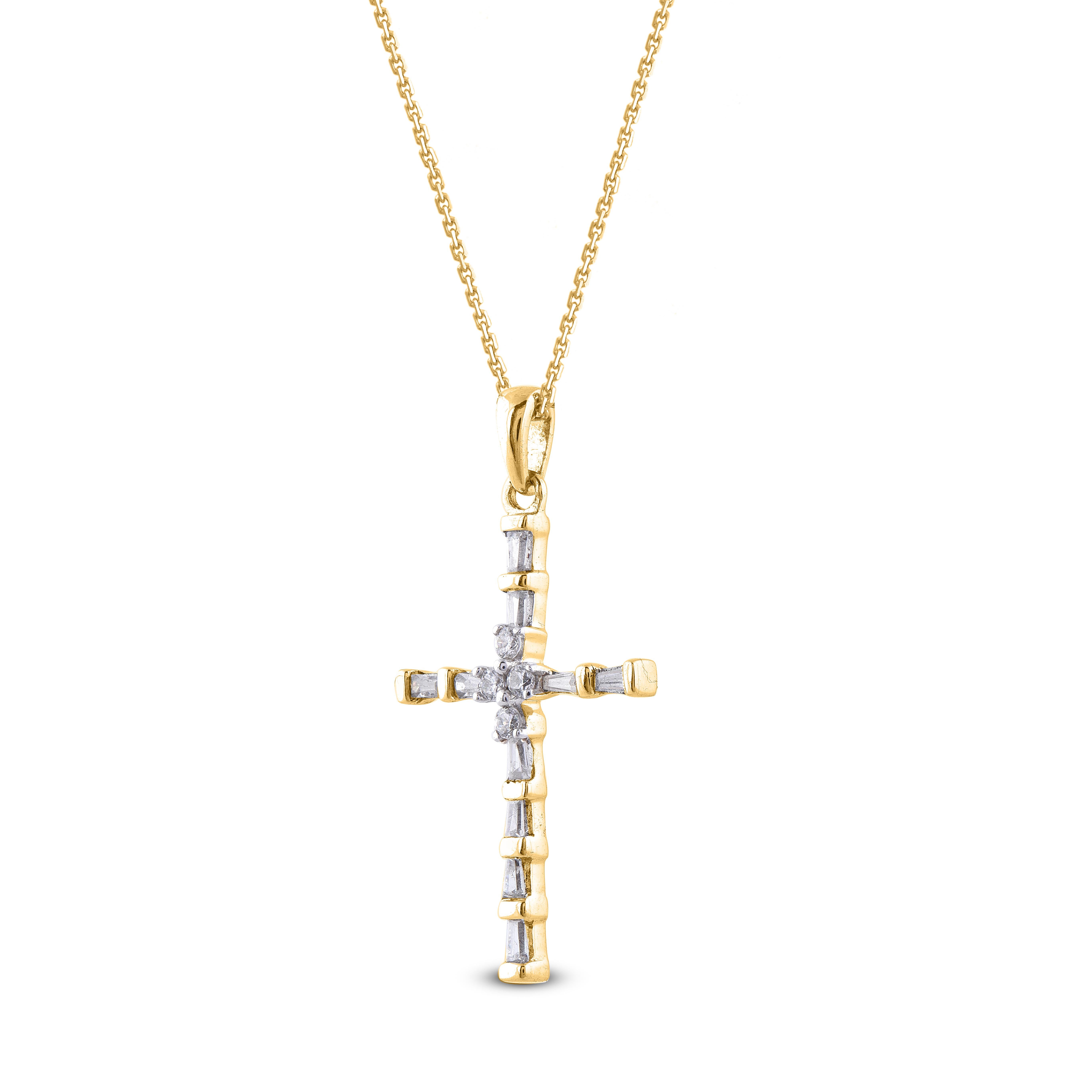 Questo pendente a croce con diamante è realizzato con maestria in oro giallo 14 carati e presenta 4 diamanti rotondi e 10 diamanti taglio baguette incastonati in un bellissimo design a griffe e a canale, di colore H-I e di purezza I2. Questo