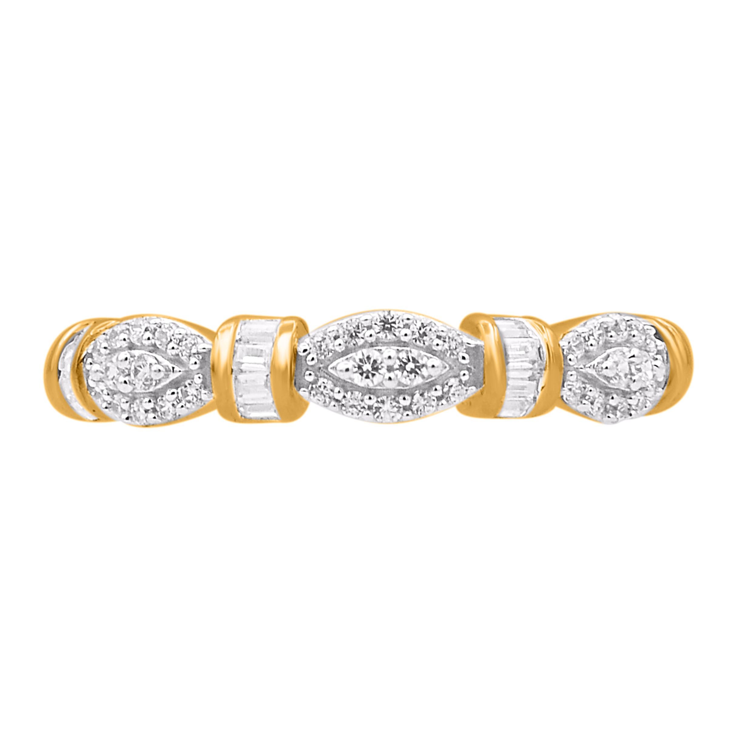 Hinterlassen Sie einen glanzvollen Eindruck mit diesem atemberaubenden Diamantband. Er wurde von unseren Experten in 14 Karat Gelbgold gefertigt und mit 56 runden Diamanten im Brillantschliff und Baguette-Diamanten in Zacken- und Kanalfassung