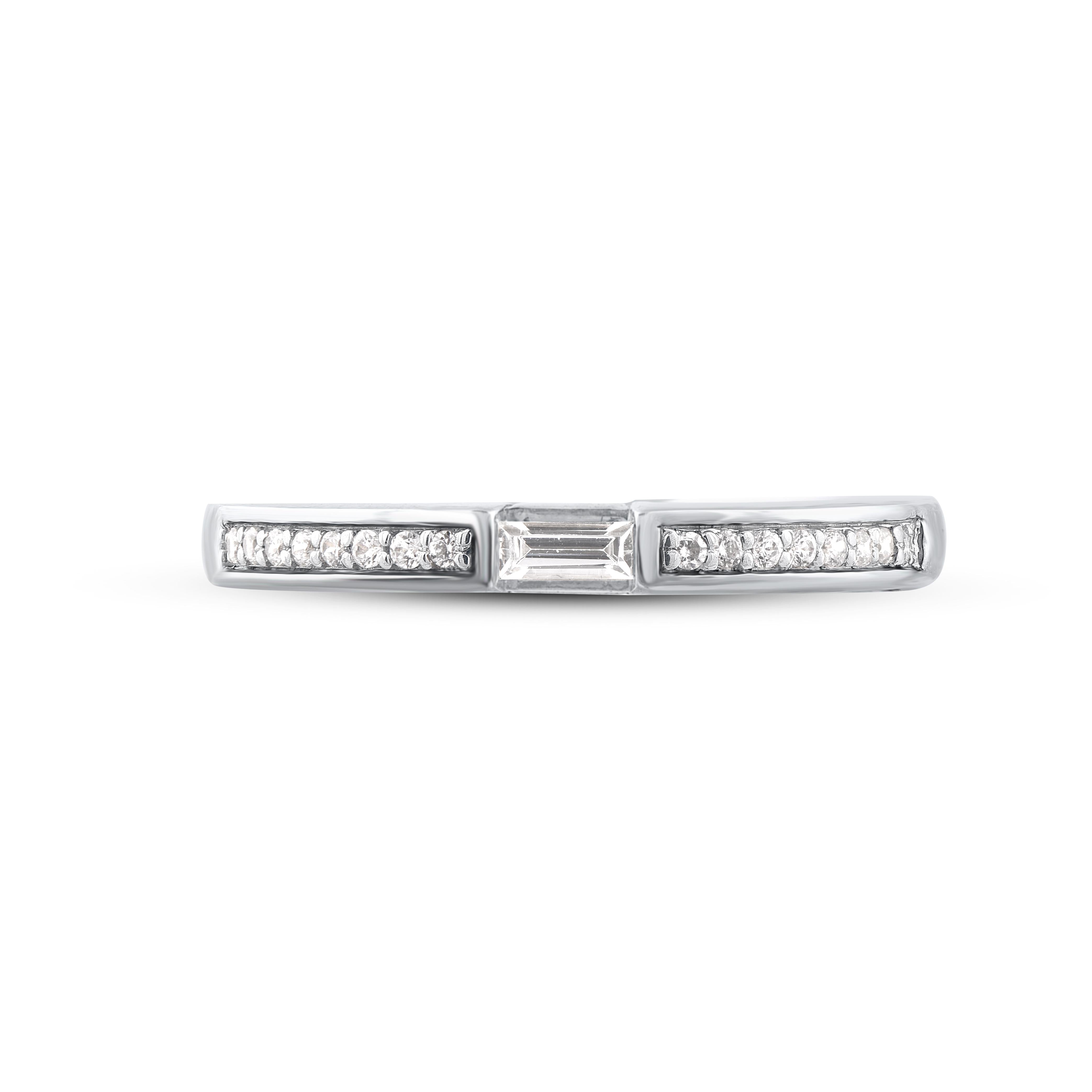 Onora il tuo giorno speciale con questo eccezionale anello a fascia con diamante. Questo anello a fascia è caratterizzato da 17 diamanti taglio brillante e baguette splendidamente incastonati in pave e nic. Il peso totale del diamante è di 0,25