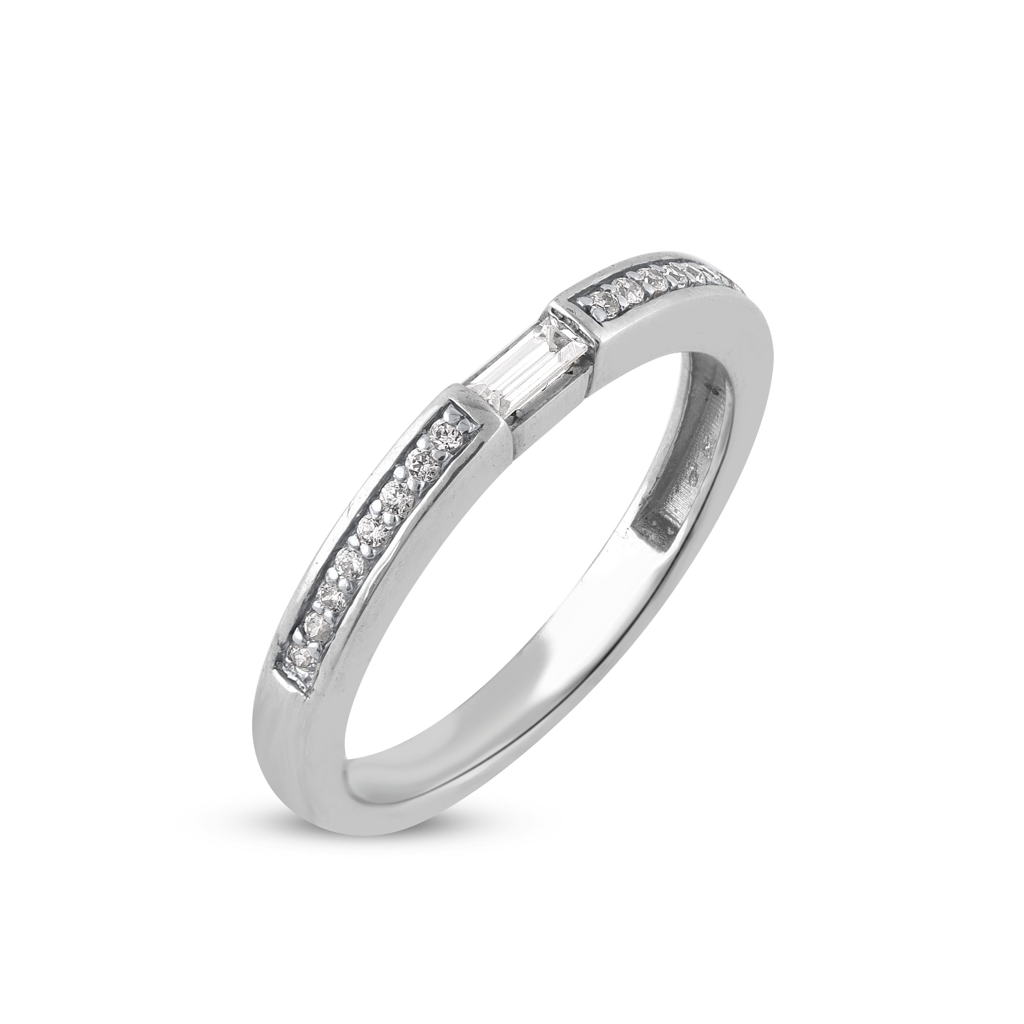 Art Déco TJD Anello a fascia impilabile in oro bianco 14KT con diamanti tondi e baguette da 0,25 carati in vendita