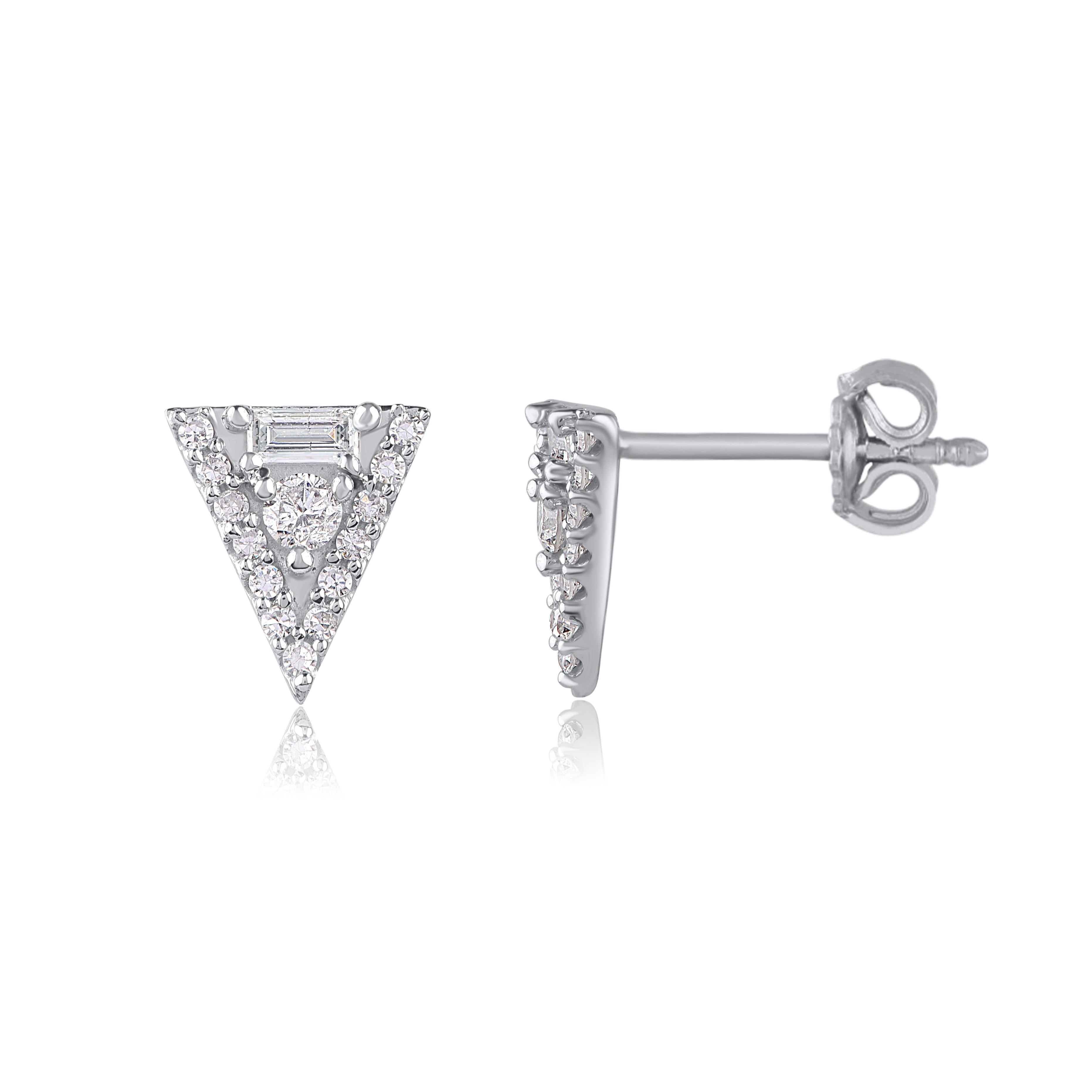 Timeless and elegant, these diamond stud earring are a style you'll wear with every look in your wardrobe. This earring is beautifully designed and studded with 30 natural brilliant cut, single cut diamond and baguette cut diamonds set in prong