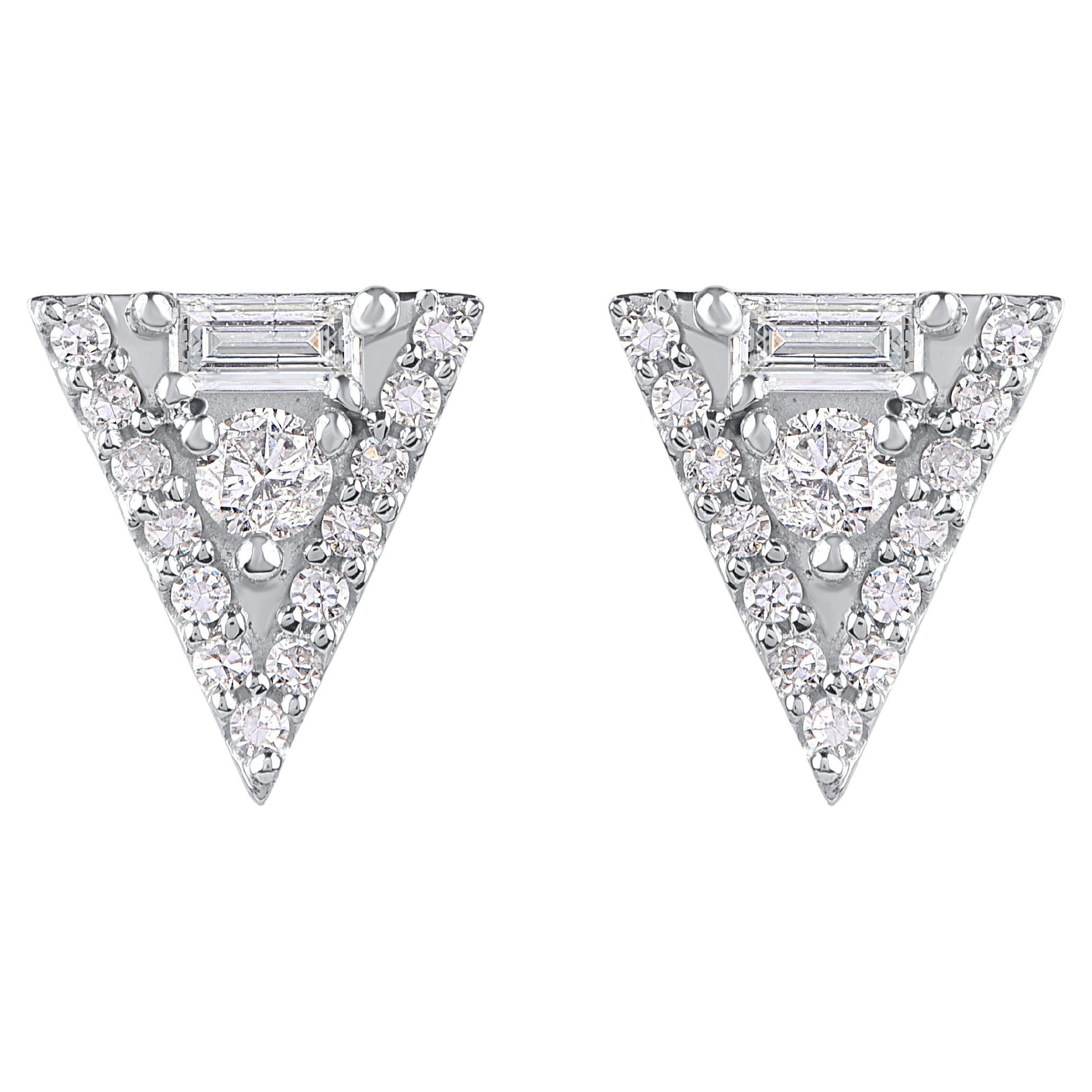 Clous d'oreilles trillion en or blanc 14 carats avec diamants ronds et baguettes de 0,25 carat TJD en vente