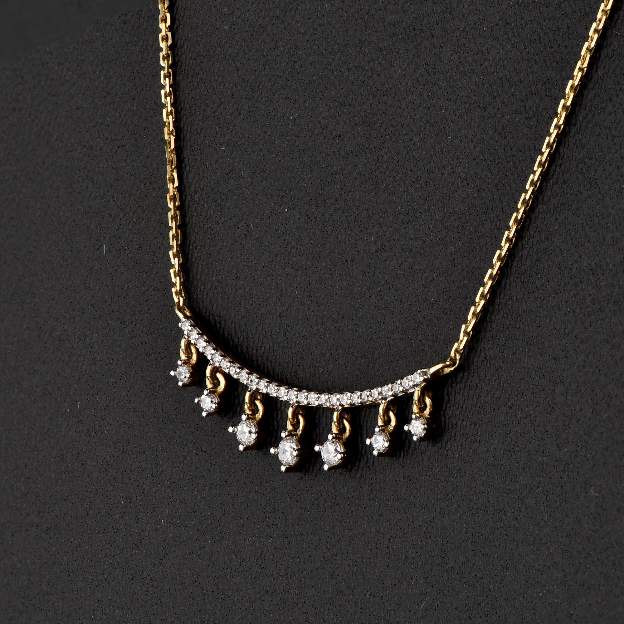Dieser funkelnde Diamantanhänger ist eine strahlende und schöne Wahl für jeden Anlass und schenkt ihr einen unvergesslichen Moment. Der Anhänger ist aus 18-karätigem Gelbgold gefertigt und verfügt über 43 runde, weiße Brillanten, die in Zacken