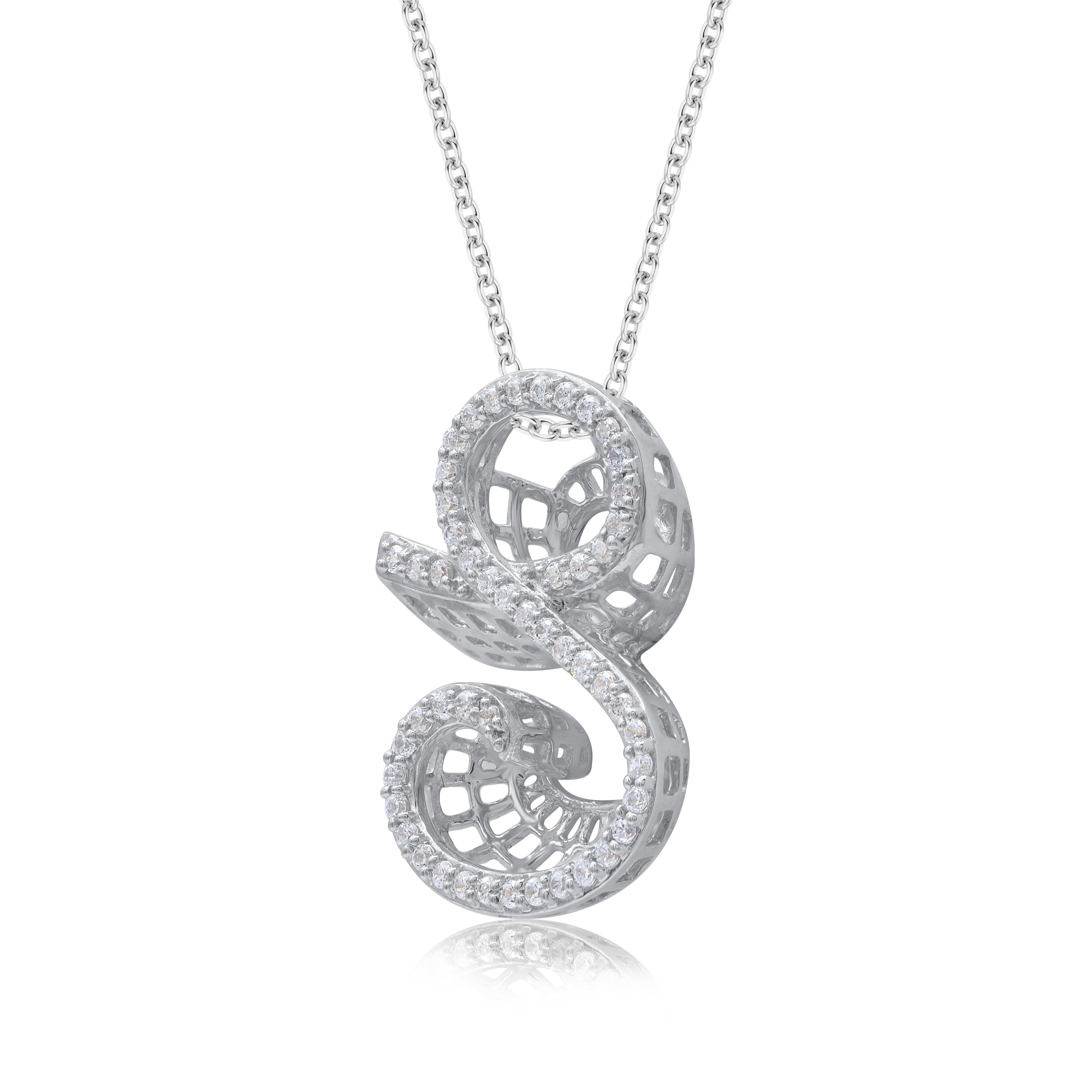 Diamantschmuck mit Initialen ist eine großartige Ergänzung für Ihre Alltagskleidung. Von unseren Experten in Perfektion aus 18 KT Weißgold gefertigt und mit 50 handgefassten runden weißen Naturdiamanten in Zackenfassung besetzt, glänzen sie in der