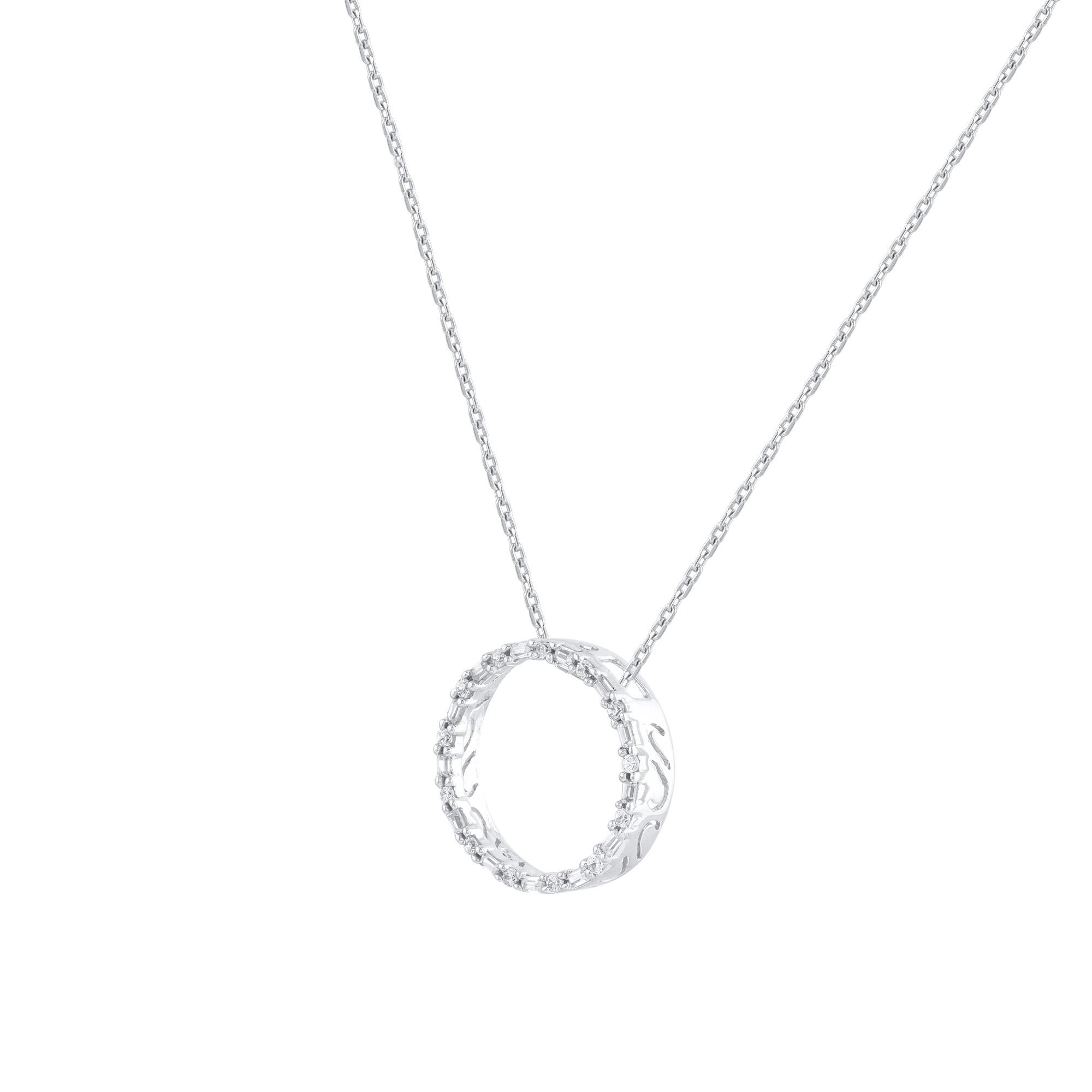 Ce pendentif d'éternité en forme de cercle ouvert et orné de diamants s'adapte facilement à toutes les occasions. Ces pendentifs d'éternité sont ornés de 26 diamants naturels de taille brillant et baguette, sertis en ruban et en canal en or blanc 14