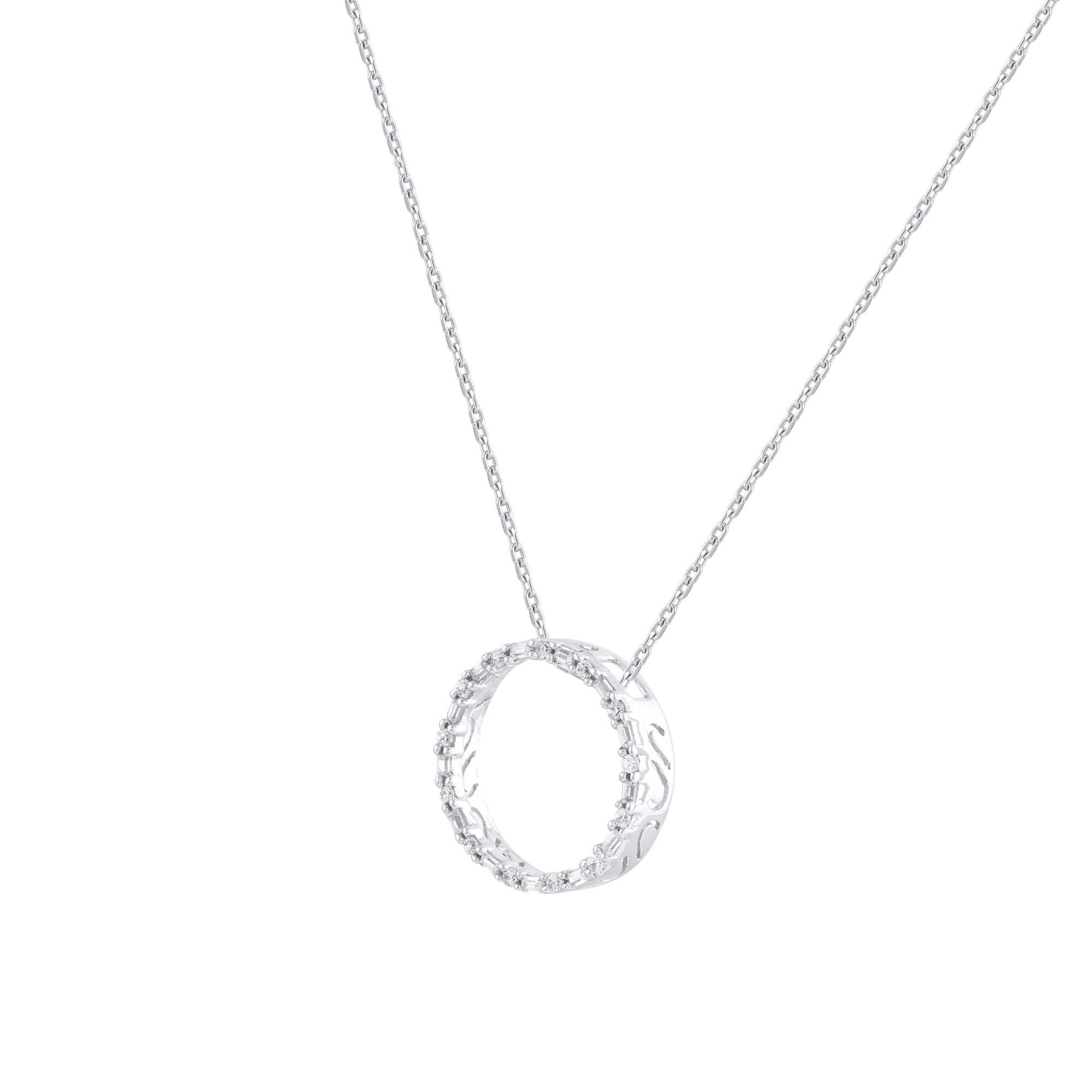 Ce pendentif d'éternité en forme de cercle ouvert et orné de diamants s'adapte facilement à toutes les occasions. Ces pendentifs d'éternité sont ornés de 26 diamants naturels de taille brillant et baguette, sertis en ruban et en canal en or blanc 18