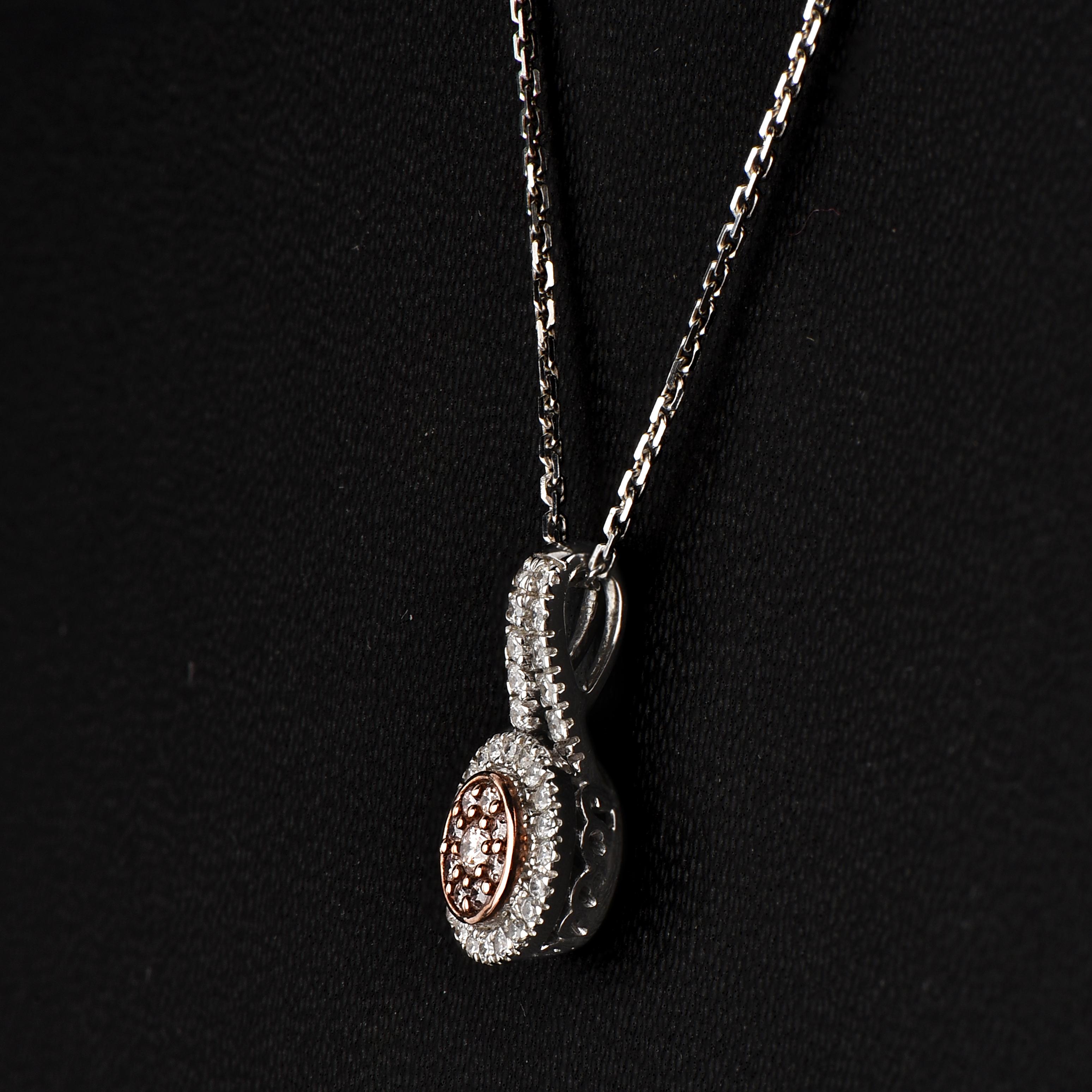 Art Déco TJD 0.25Carati Nat. Ciondolo a forma di clessidra con Pink Diamond e diamanti bianchi in oro bianco 18 carati in vendita