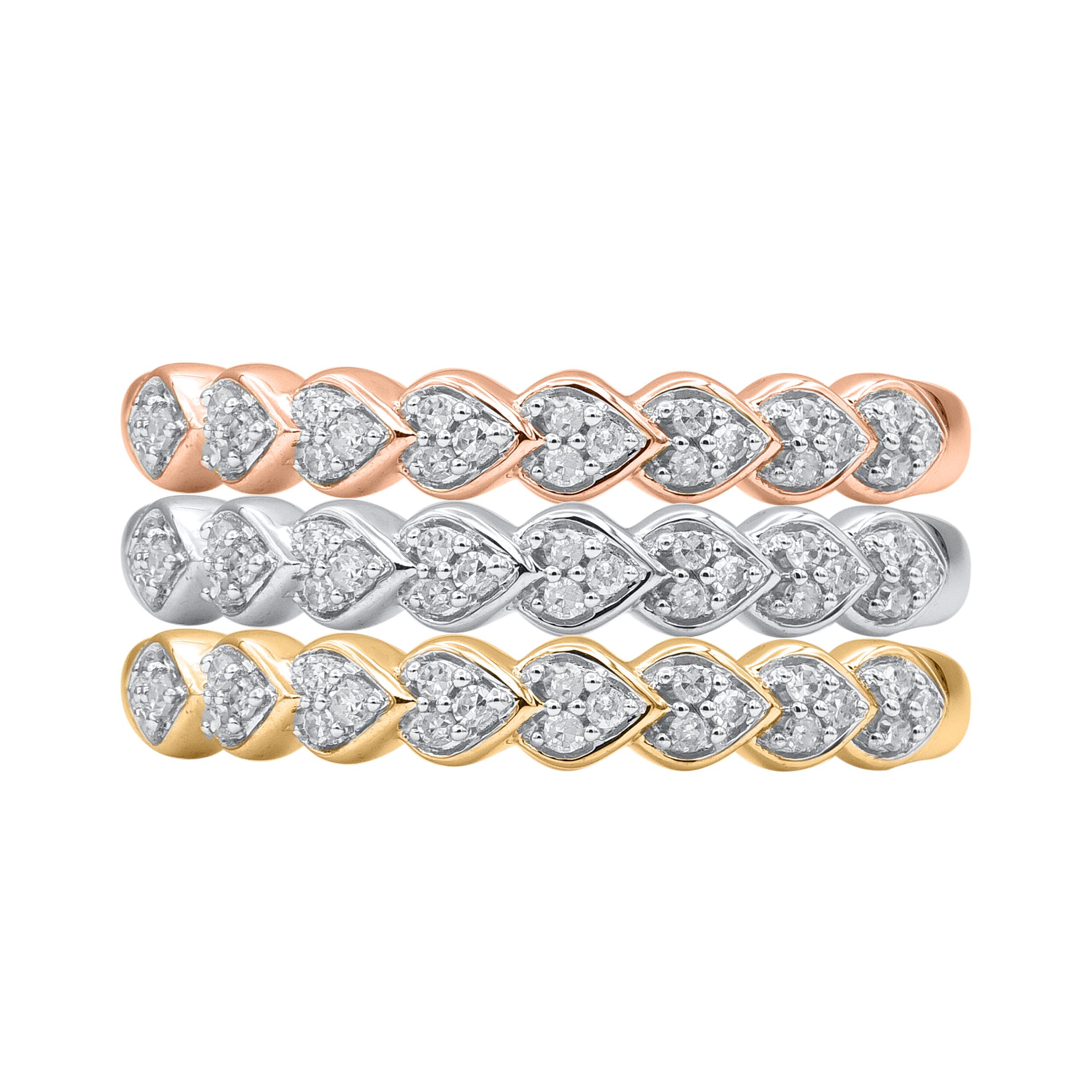 Questo set di tre fedi con diamanti è un look a cui ricorrerà spesso. Questo set comprende un pezzo in oro rosa, giallo e bianco. Questo anello è realizzato in oro bianco, rosa e giallo a 14 carati e contiene 75 diamanti rotondi a taglio singolo