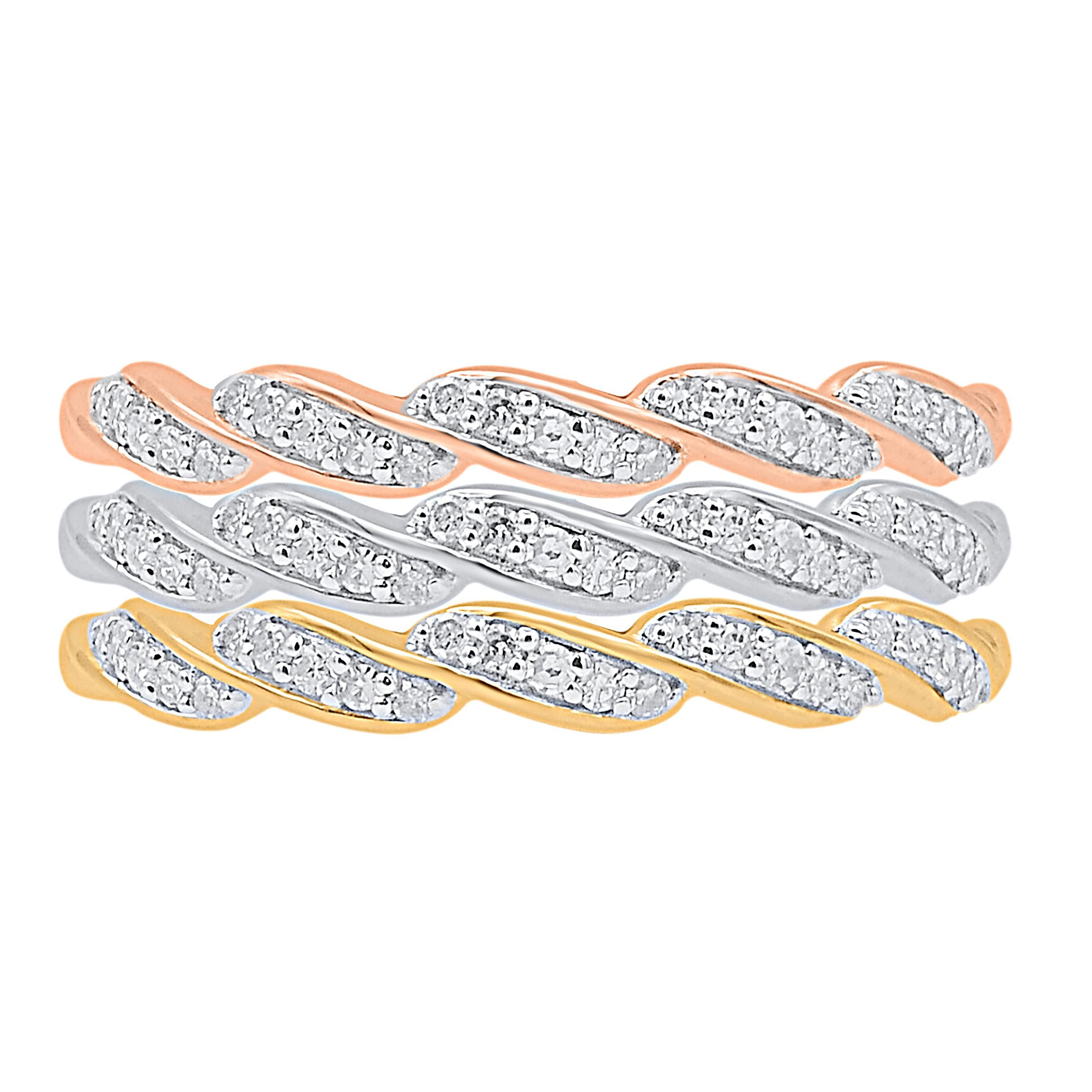 Questo set di tre fedi con diamanti è un look a cui ricorrerà spesso. Questo set comprende un pezzo in oro rosa, giallo e bianco. Questo anello è realizzato in oro bianco, rosa e giallo a 14 carati e contiene 75 diamanti rotondi a taglio singolo