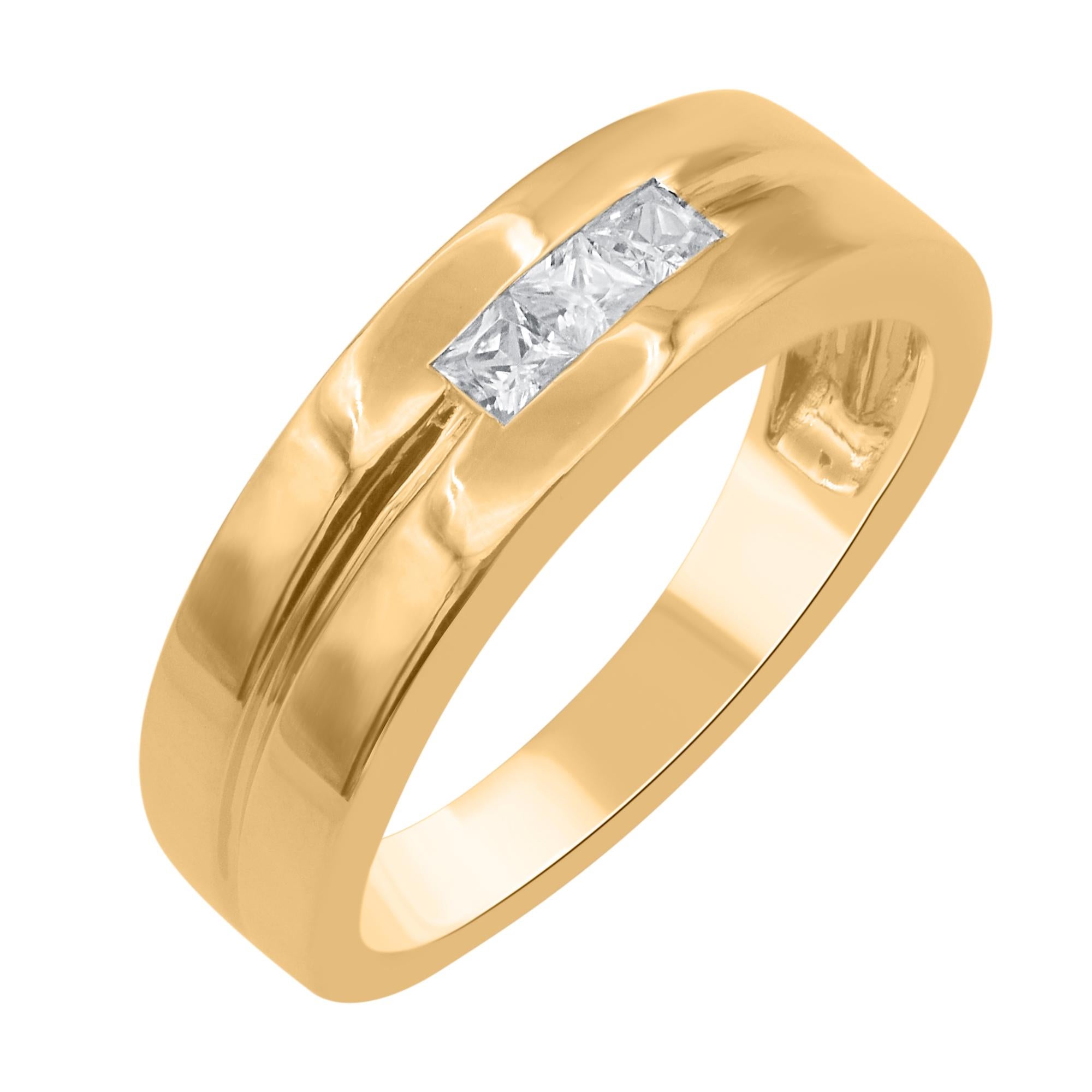 Dieser Ehering für Männer zeichnet sich durch 3 auffällige, in der Mitte des Rings gefasste Diamanten aus. Dieses Band glänzt mit 0,30 Karat Diamanten im Prinzessschliff. Die weißen Diamanten sind mit der Farbe H-I und der Reinheit I-2 eingestuft.