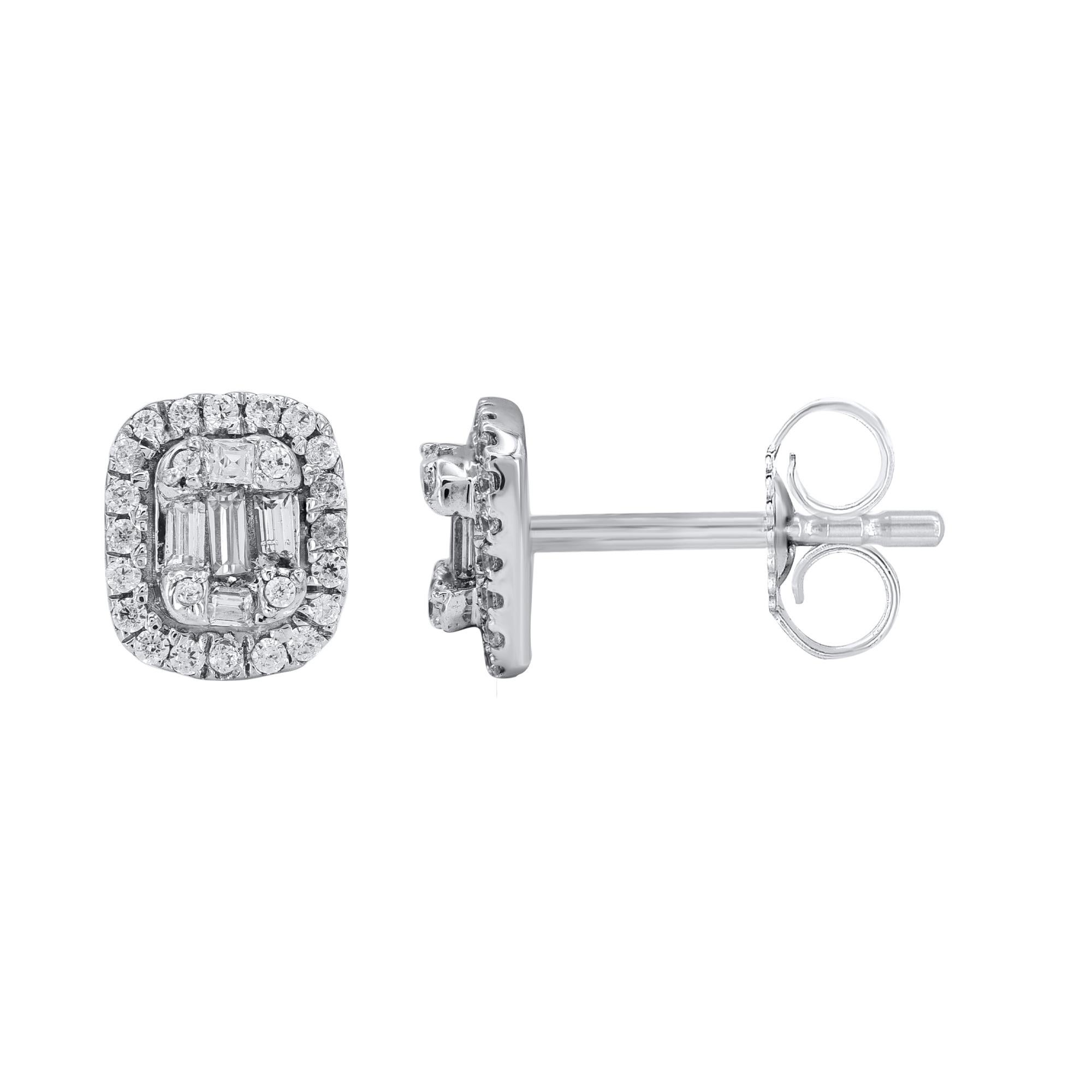 Atemporales y elegantes, estos pendientes de diamantes son un estilo que llevarás con todos los looks de tu armario. Este pendiente está bellamente diseñado y tachonado con 58 diamantes redondos de talla única y diamantes baguette engastados en
