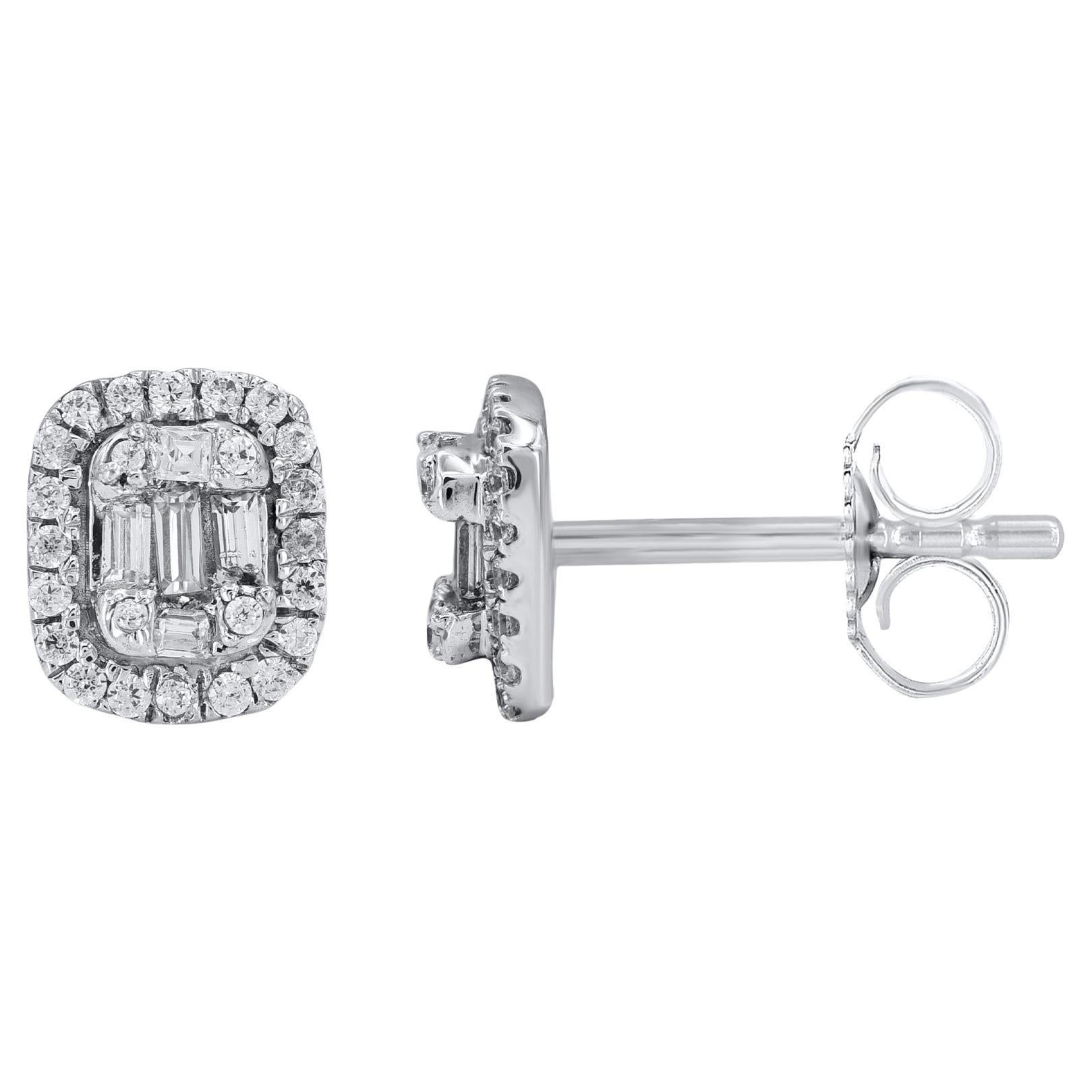 Intemporelles et élégantes, ces boucles d'oreilles en diamant sont un modèle que vous porterez avec tous les looks de votre garde-robe. Cette boucle d'oreille est magnifiquement conçue et sertie de 58 diamants ronds de taille unique et de diamants