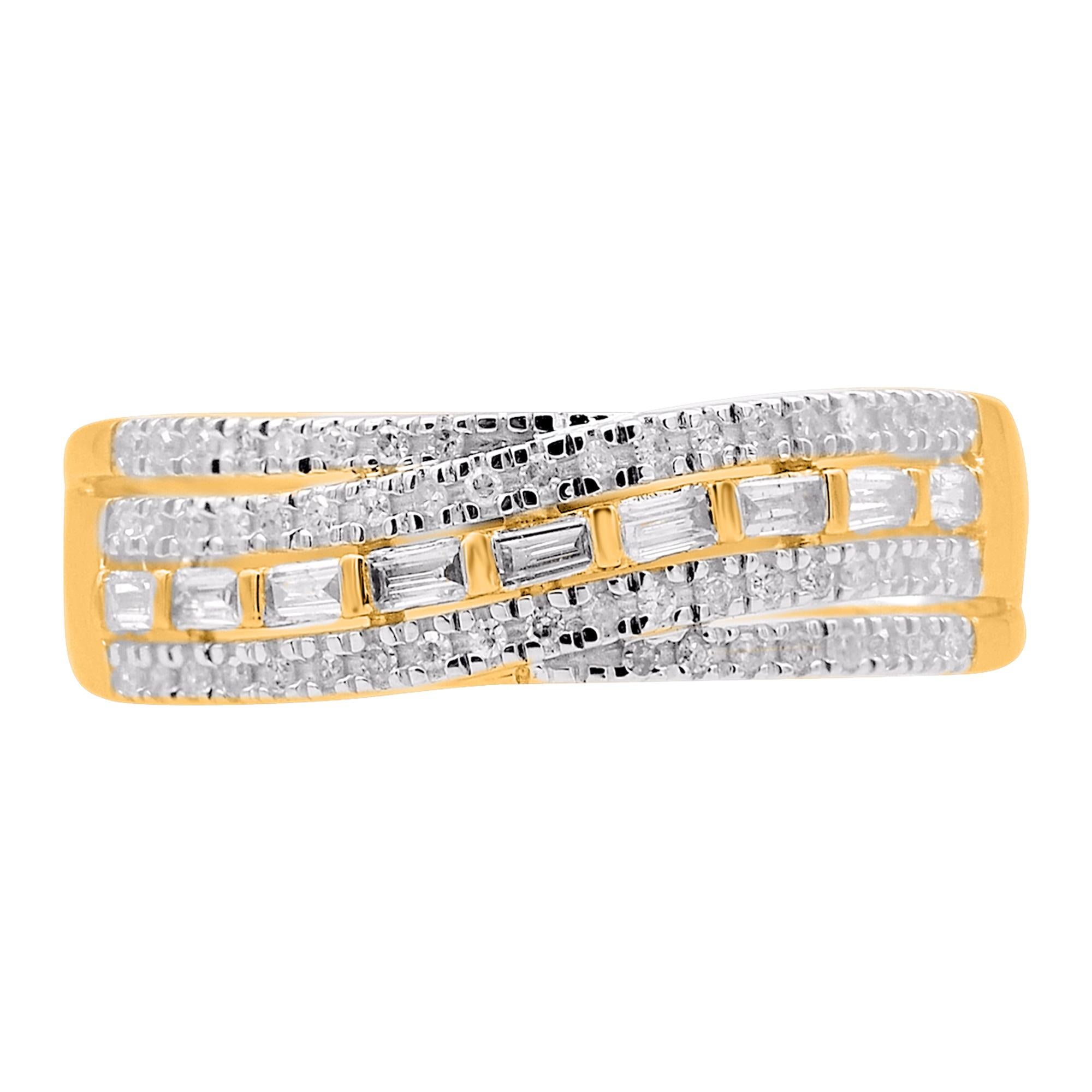 Ajoutez de l'éclat à votre look de jour ou de nuit avec cette alliance. L'anneau est fabriqué en or 14 carats, au choix blanc, rose ou jaune, et comporte 63 diamants ronds et baguettes sertis en épingle et en canal, de couleur H-I et de pureté I2.