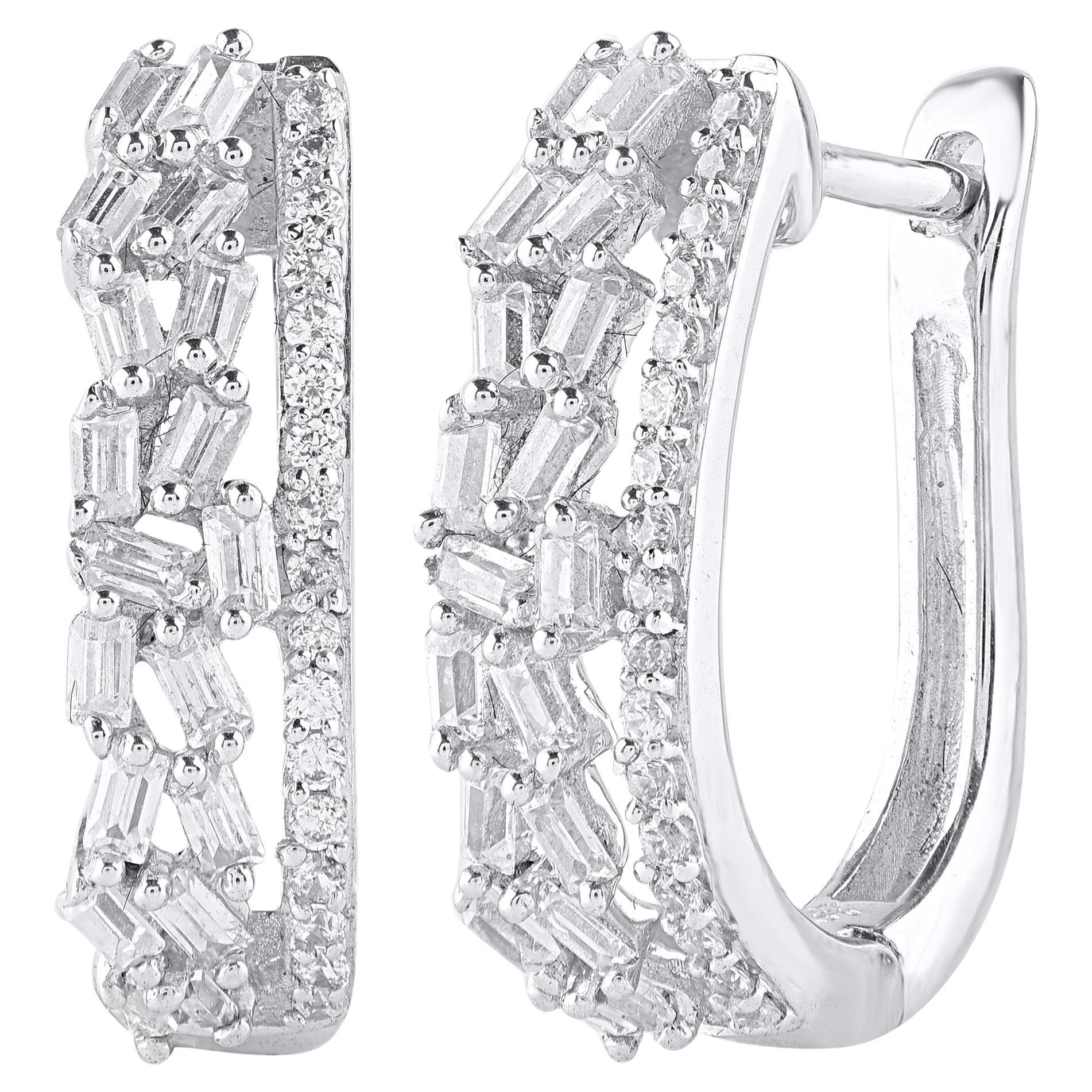 Créoles huggies en or blanc 14 carats avec diamants naturels de 0,33 carat TJD en vente