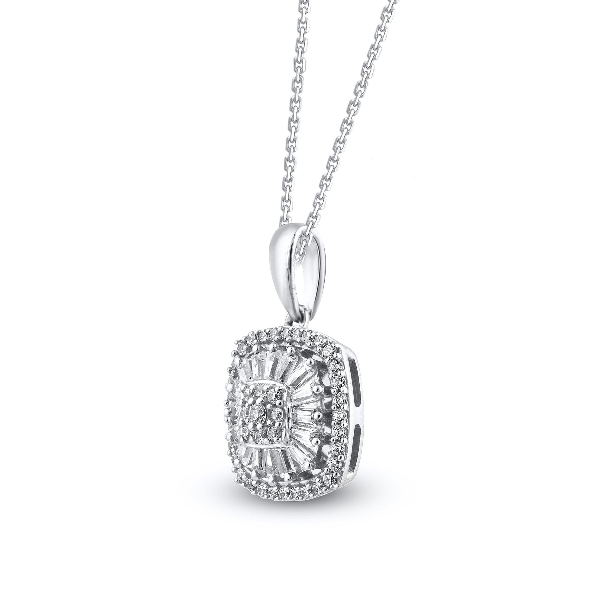 Ce magnifique collier pendentif coussin est orné de 57 diamants ronds de taille brillante et de diamants baguettes en serti clos et en serti canal. Le poids total des diamants de ce pendentif est de 0,33 carats. Tous les diamants sont de couleur H-I