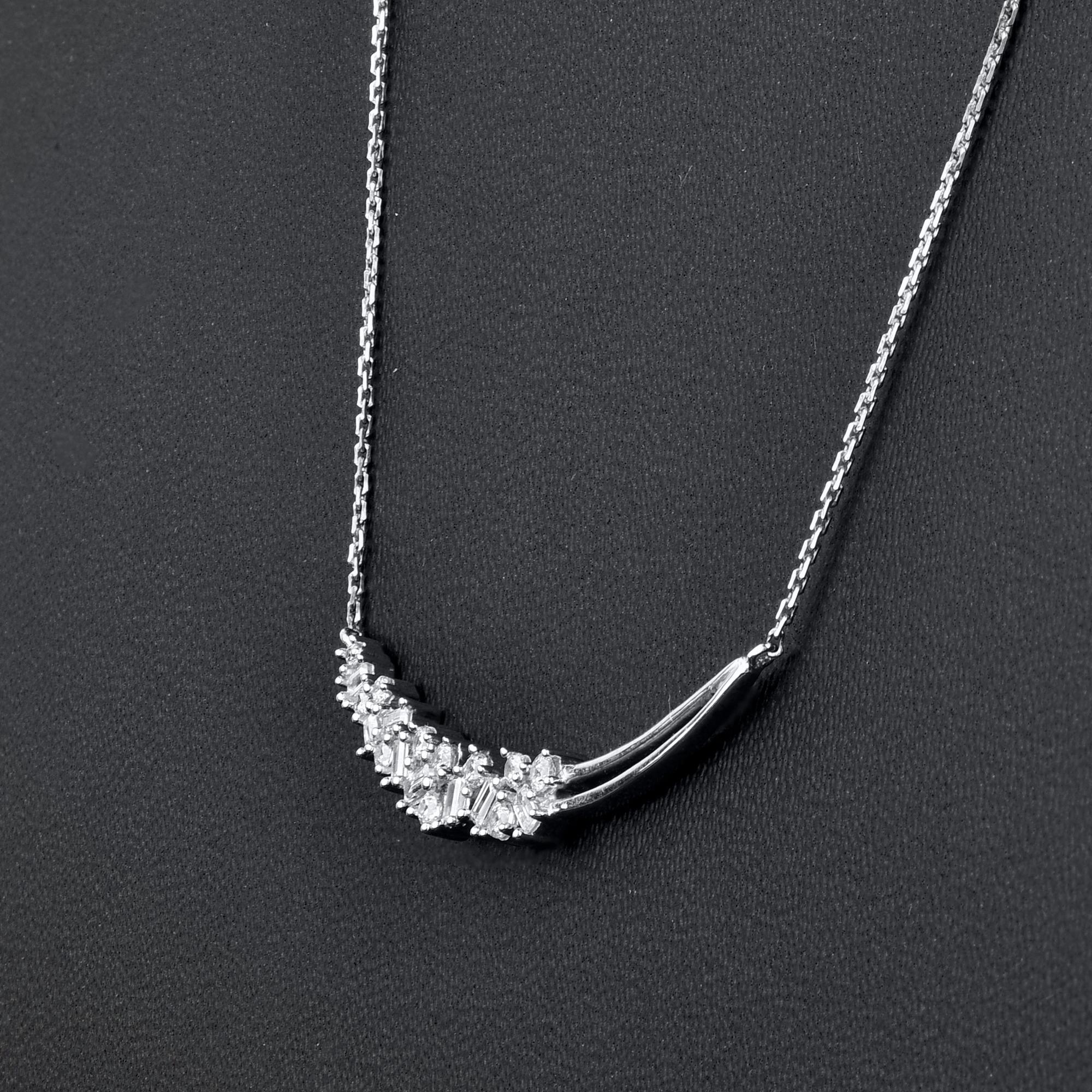 Dai un tocco di fascino al tuo look con questo ciondolo con diamante. Il pendente è realizzato in oro bianco da 14 carati e presenta 11 diamanti bianchi a taglio brillante rotondo e 8 diamanti bianchi a taglio baguette con incastonatura a griffe H.