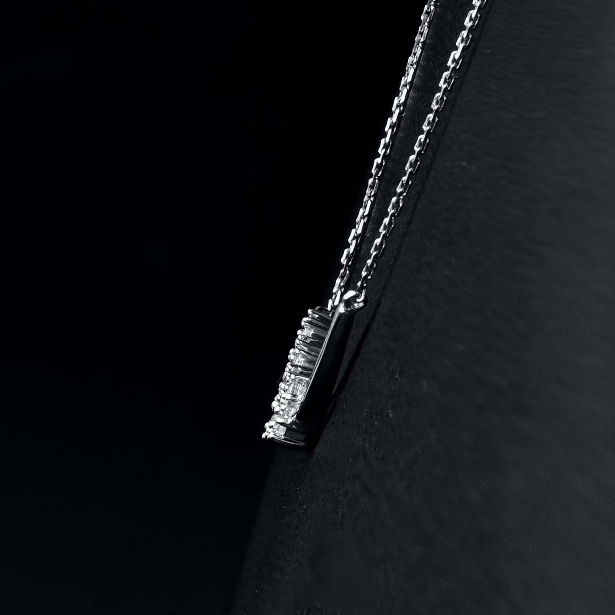Moderno TJD 0,33 carati di diamanti rotondi e baguette in oro bianco 14 carati - Collana Bar Curve in vendita