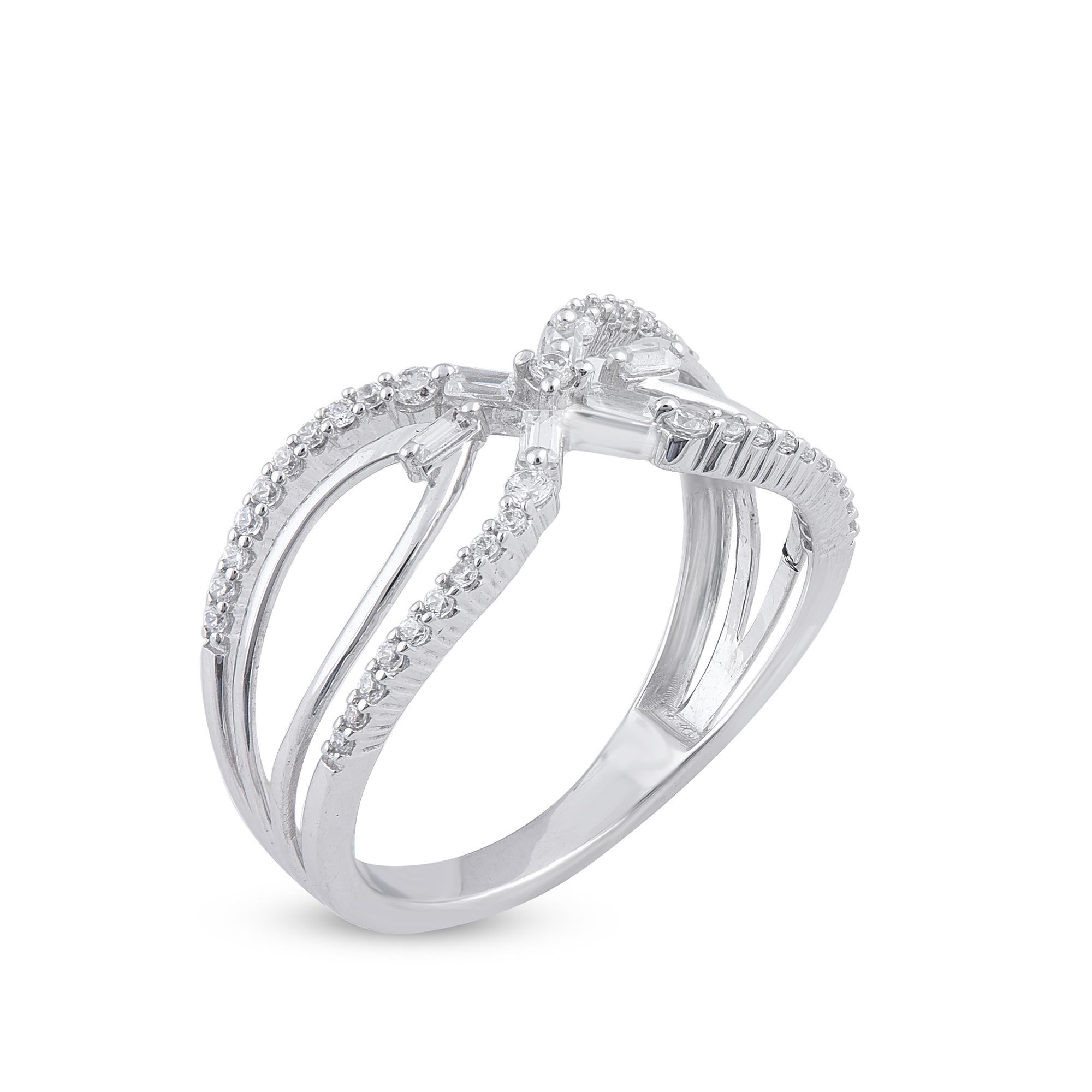 Ajoutez de l'éclat à votre look de jour ou de nuit avec cet anneau de mariage large et croisé à tige fendue. La bague est fabriquée en or 14 carats (blanc, rose ou jaune au choix) et présente des diamants blancs ronds de taille Brilliante 41 et