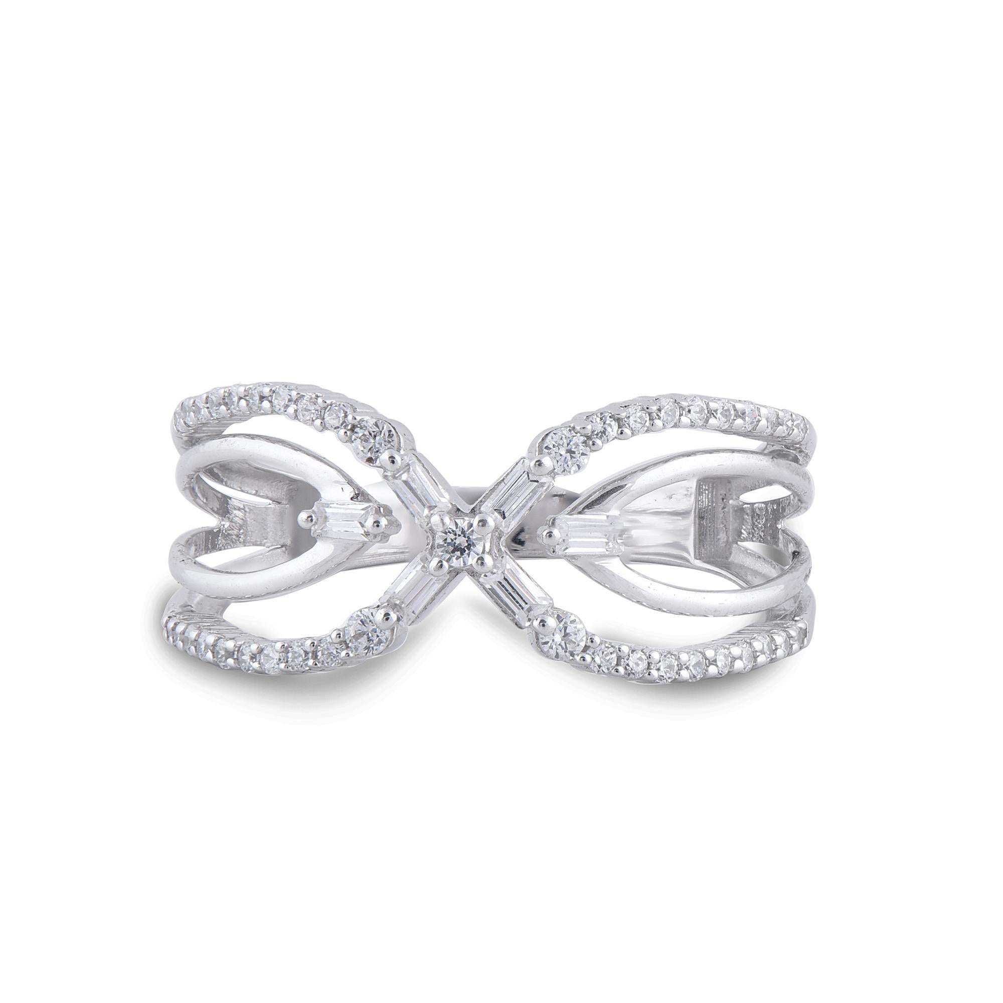 Moderne Bague croisée en or blanc 14 carats avec diamants ronds et baguettes TJD 0,33 carat en vente