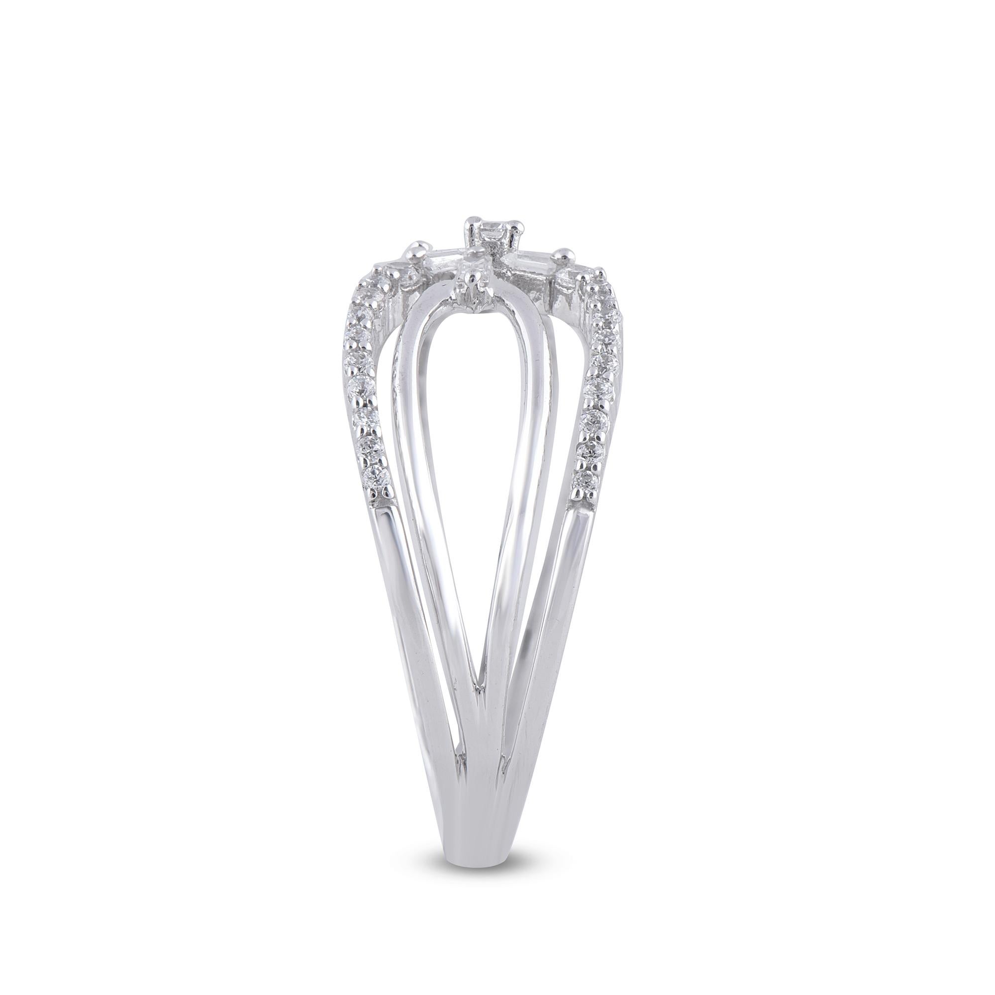 Taille baguette Bague croisée en or blanc 14 carats avec diamants ronds et baguettes TJD 0,33 carat en vente