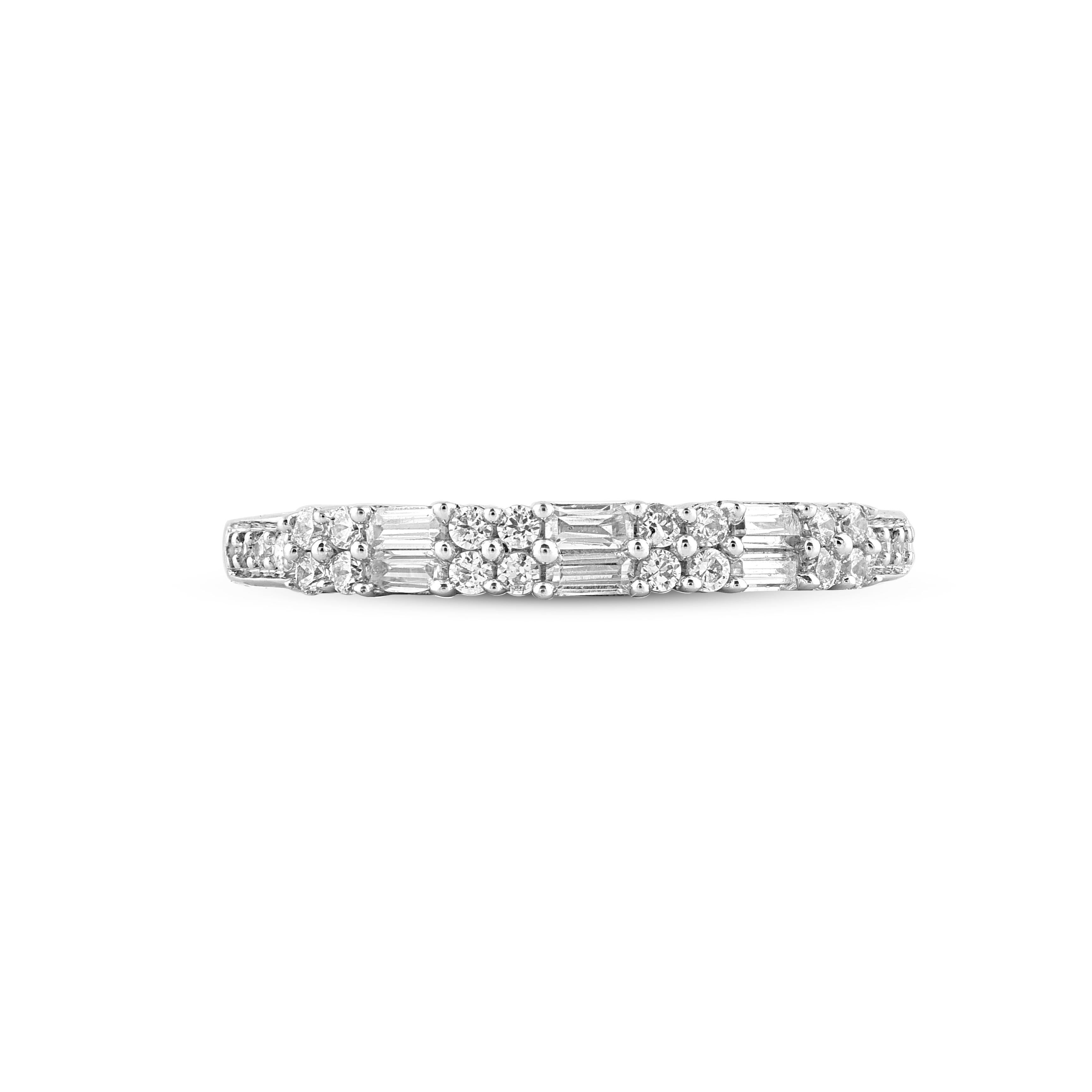 Taglio baguette Fascia di fidanzamento in oro bianco 14 carati con diamante tondo e baguette TJD da 0,33 carati in vendita