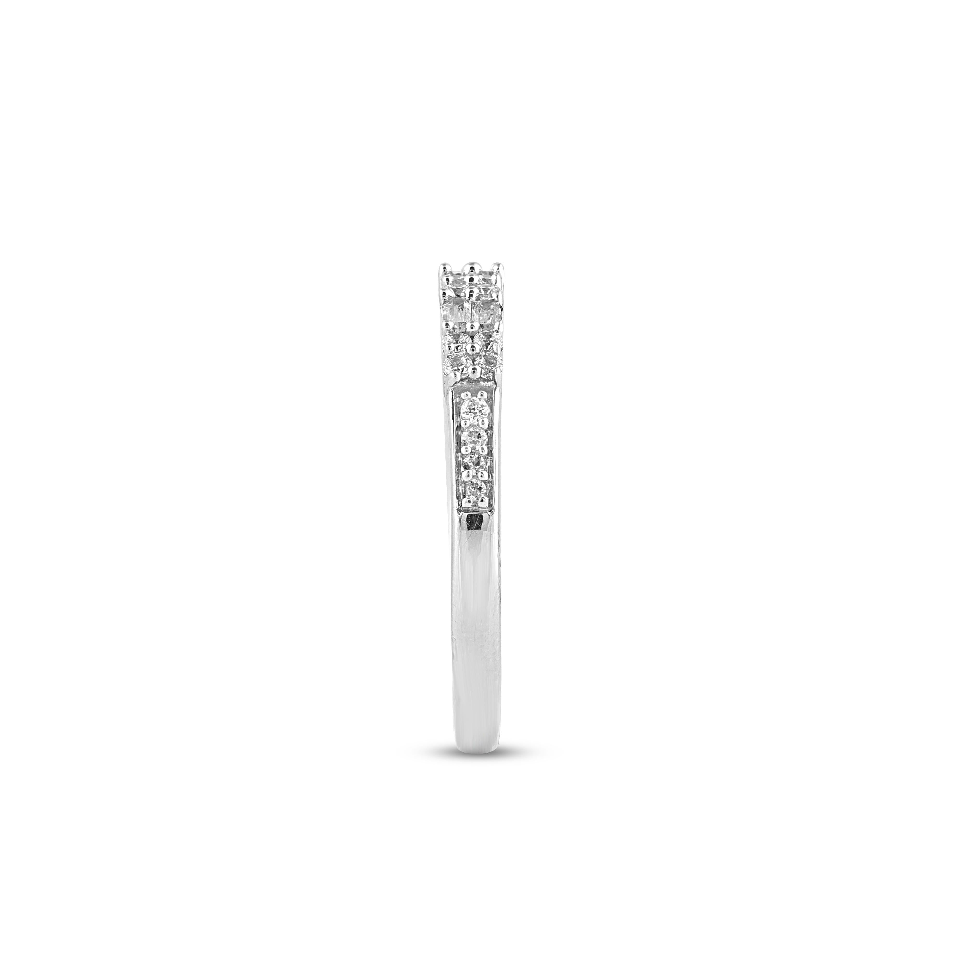 Fascia di fidanzamento in oro bianco 14 carati con diamante tondo e baguette TJD da 0,33 carati In condizioni Nuovo in vendita a New York, NY