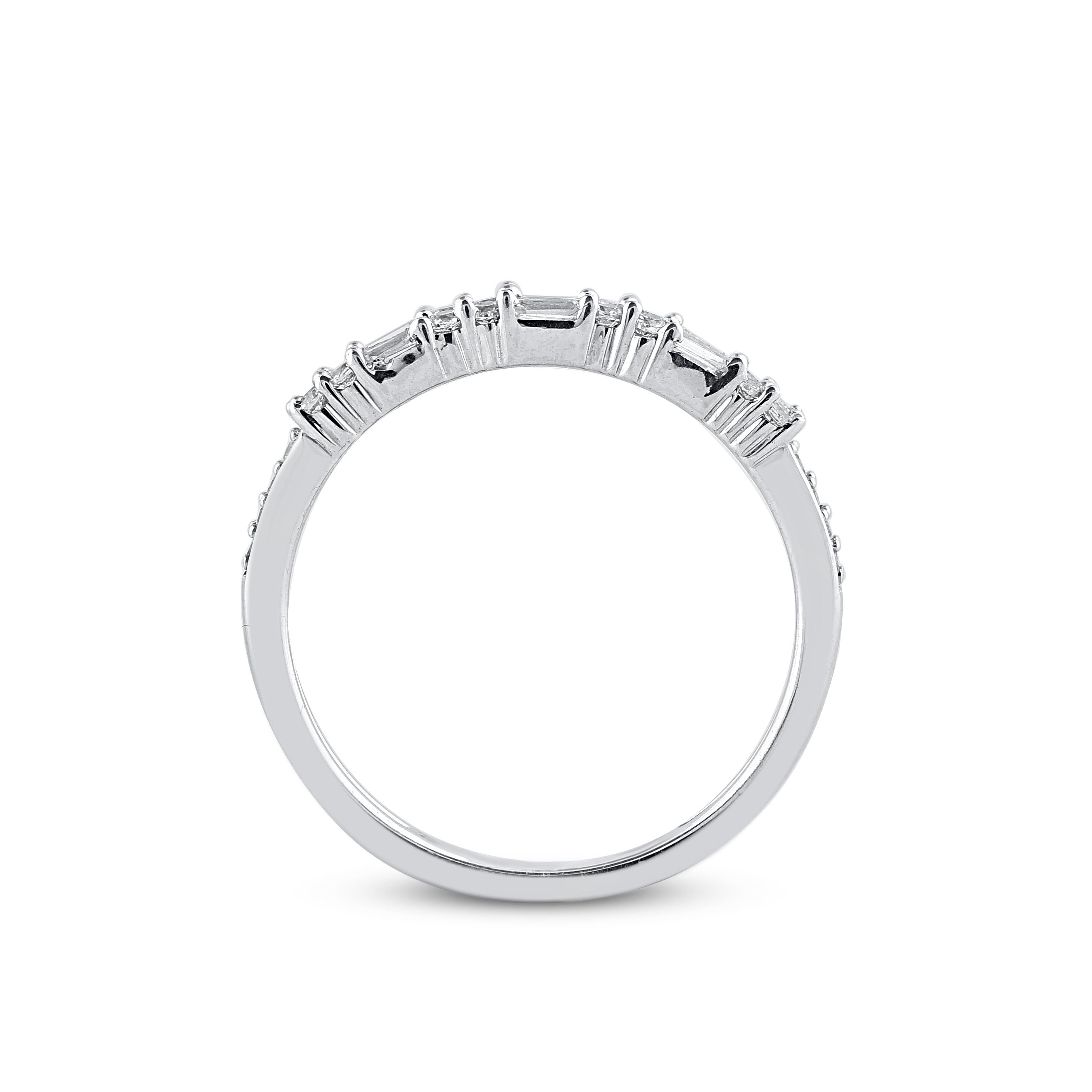 Donna Fascia di fidanzamento in oro bianco 14 carati con diamante tondo e baguette TJD da 0,33 carati in vendita