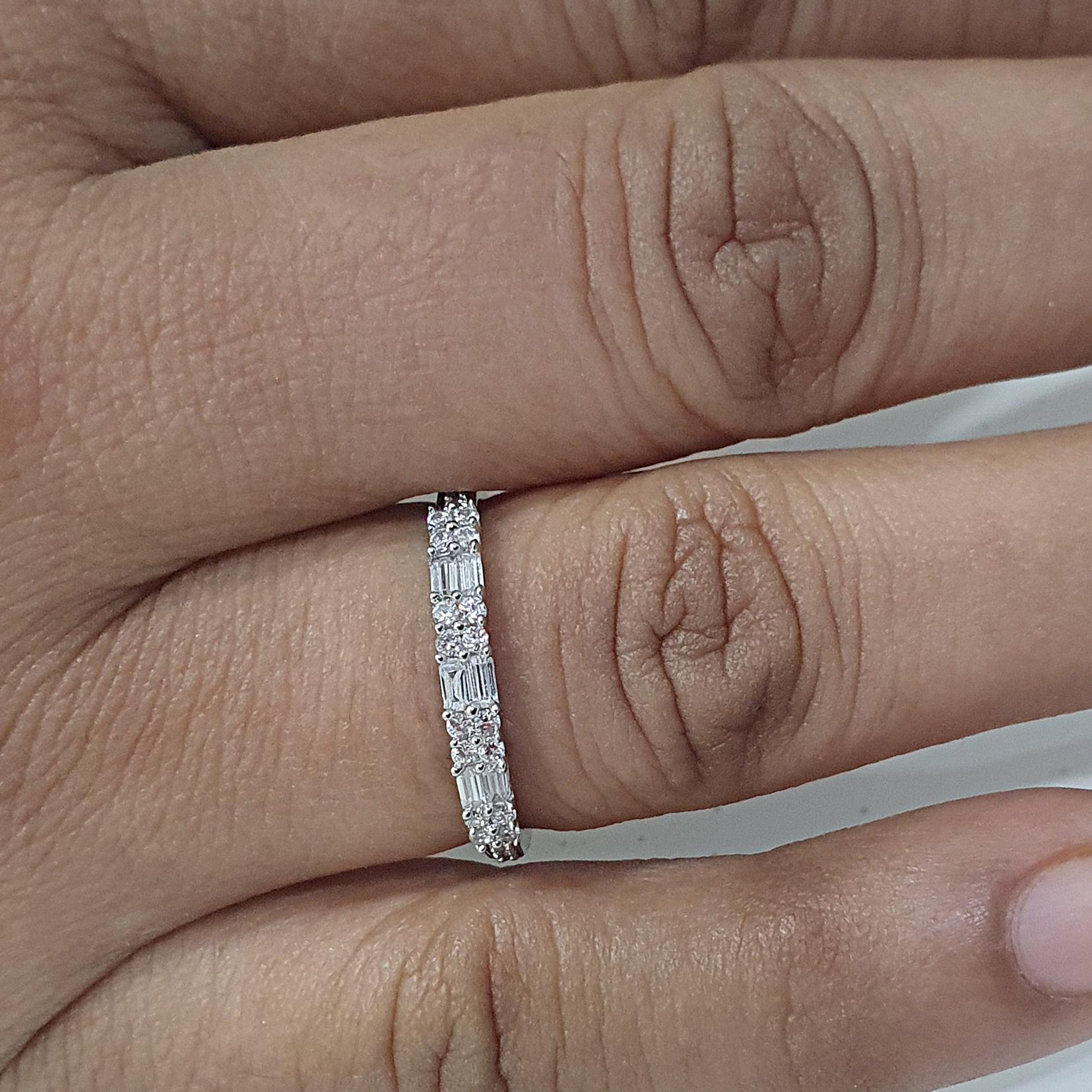 Fascia di fidanzamento in oro bianco 14 carati con diamante tondo e baguette TJD da 0,33 carati in vendita 1
