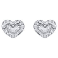 Clous d'oreilles cœur en or blanc 14 carats avec diamants ronds et baguettes TJD 0,33 carat