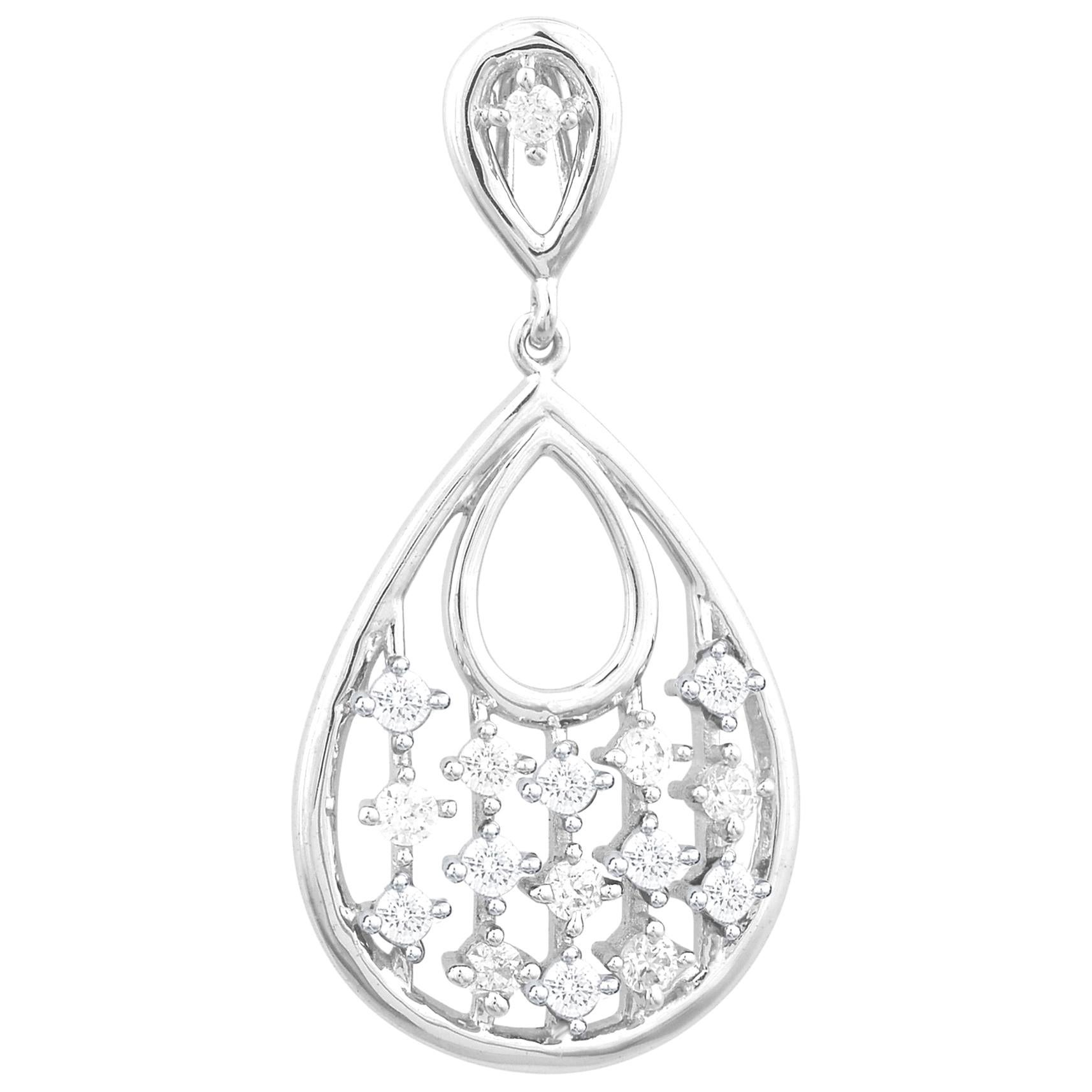 Questo ciondolo con diamante scintillante a forma di pera, facile ed elegante da abbinare a qualsiasi abbigliamento, crea una dichiarazione di stile. Impreziosito da 16 diamanti rotondi incastonati e realizzati da abili artigiani in oro bianco 14