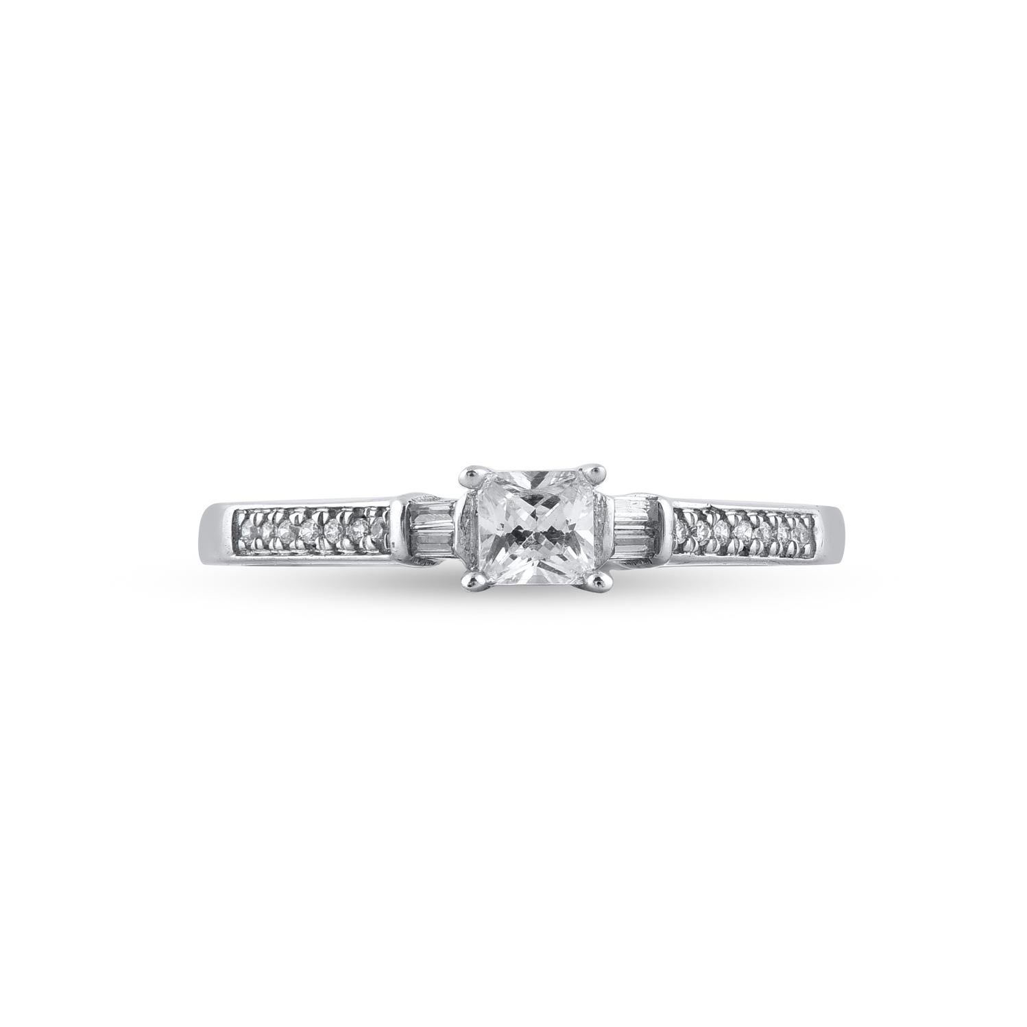 Einfach atemberaubend Verlobungsring verfügt über 0,26 ct Prinzessin geschnitten Mittelstein und 0,07 ct von 14 runden und 4 Baguette Diamanten Rahmen und Schaft ausgekleidet Diamanten. Dieser Ring ist handgefertigt aus 14 Karat Weißgold und mit