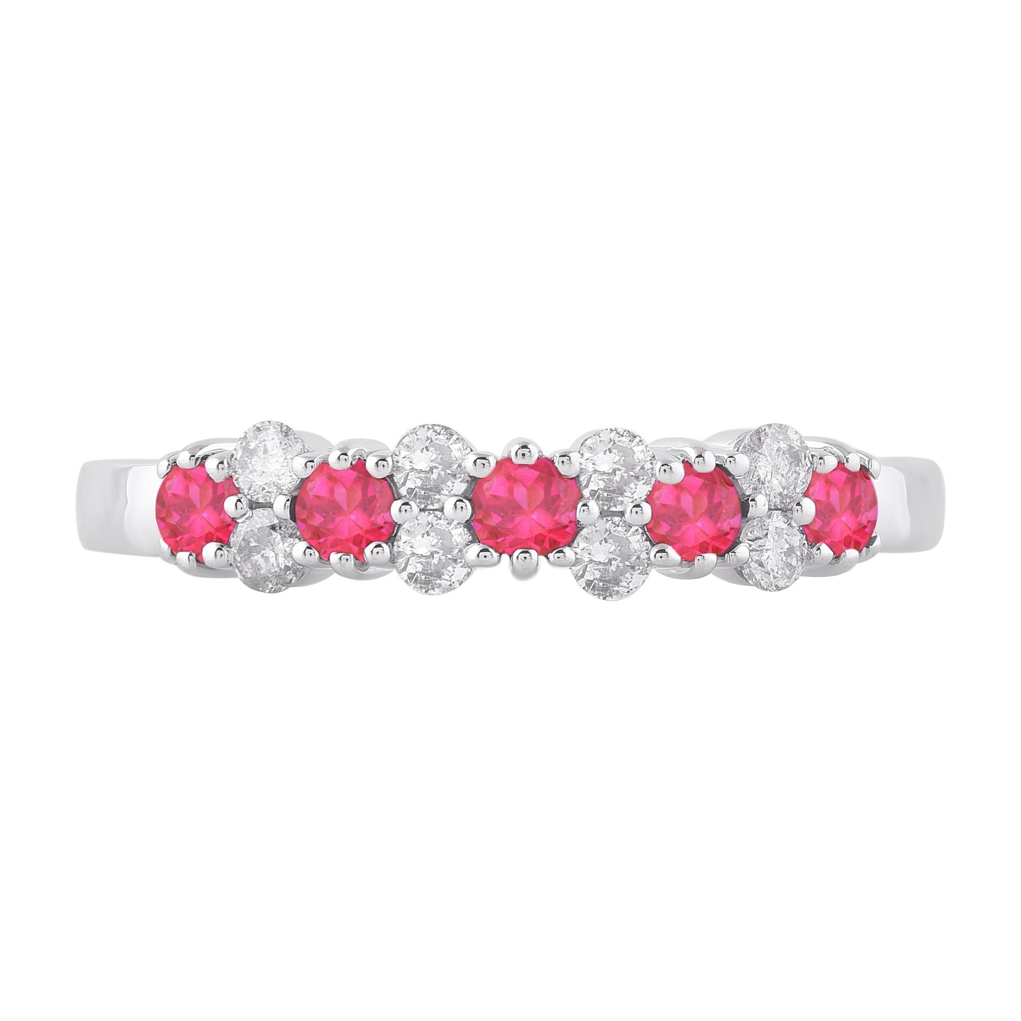 Este precioso anillo de diamantes y piedras preciosas de rubí está hecho a mano en oro blanco de 14 quilates. Los 8 diamantes redondos y los 5 rubíes están elegantemente engastados. Los diamantes tienen un color H-I y una pureza I2.  se trata de un