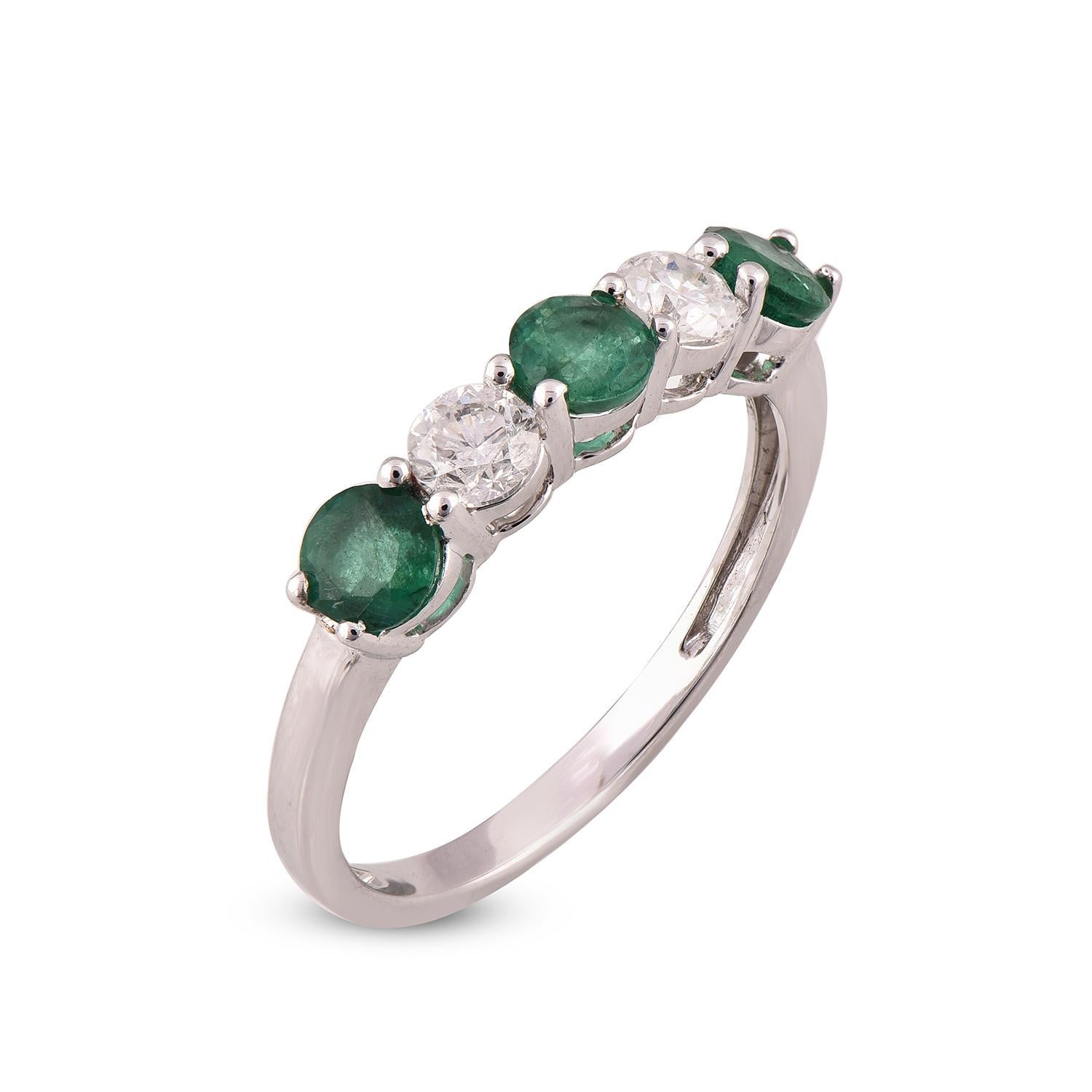 Dieser wunderschöne Verlobungsring mit Diamanten und Smaragden wurde in 14 Karat Weißgold handgefertigt. Der Diamant und Smaragd Edelstein elegant in Zackenfassung gefasst. Die Diamanten sind in der Farbe H-I und in der Reinheit I2 eingestuft.  Dies