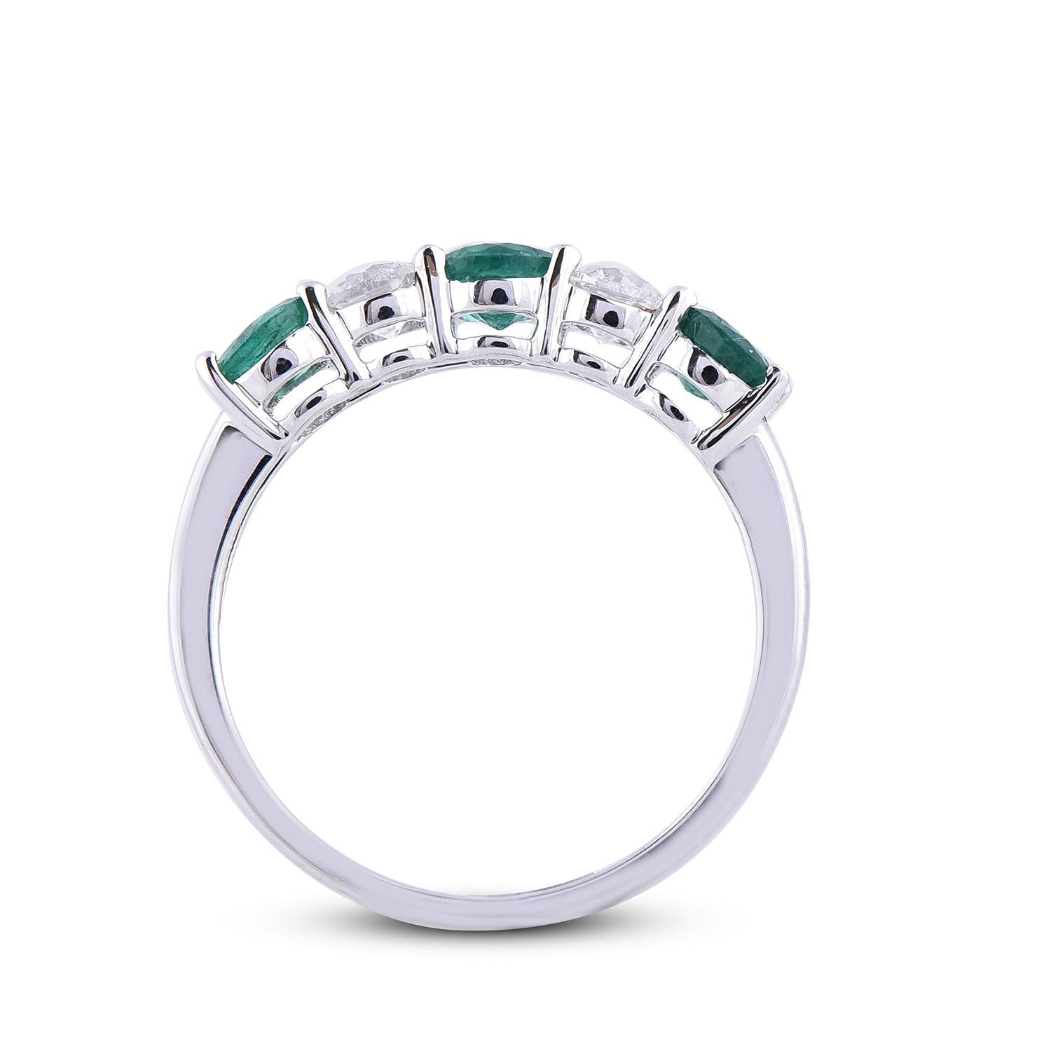 TJD 0,40 Karat 14 Karat Weißgold Smaragd und Diamant Fünf-Stein-Hochzeitsring im Zustand „Neu“ im Angebot in New York, NY