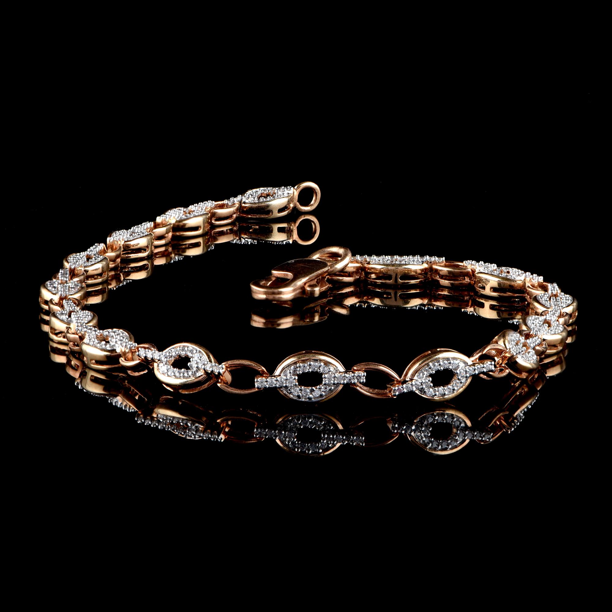 Questo splendido bracciale di design presenta 238 diamanti taglio brillante incastonati in un'incastonatura a griffe e realizzati in oro rosa 18 carati. I diamanti sono classificati con colore H-I e purezza I2.
Il bracciale si chiude comodamente con