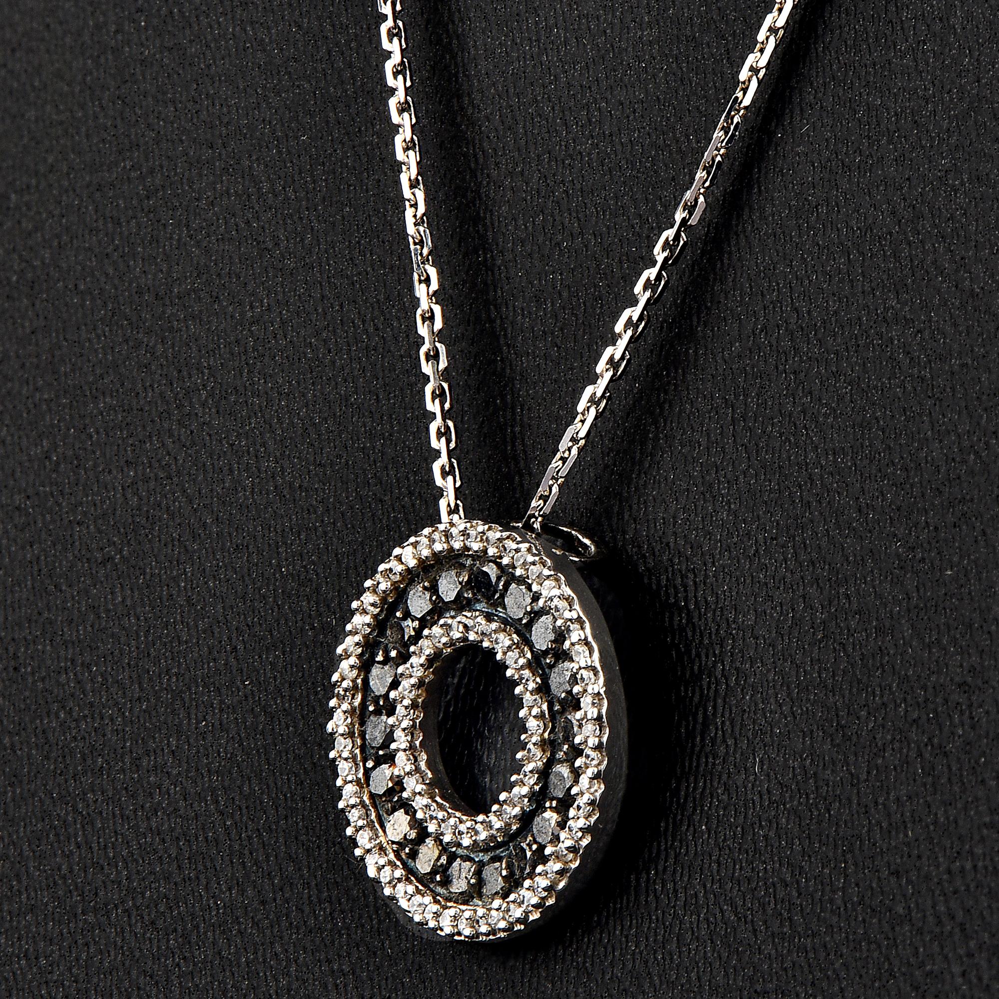 Ce pendentif en diamant est un ajout saisissant lorsqu'il est porté seul. Il fait une impression étonnante. Le pendentif est en or 14 carats, blanc, rose ou jaune au choix, et comporte 73 diamants blancs et 18 diamants noirs sertis en micro-pinces,
