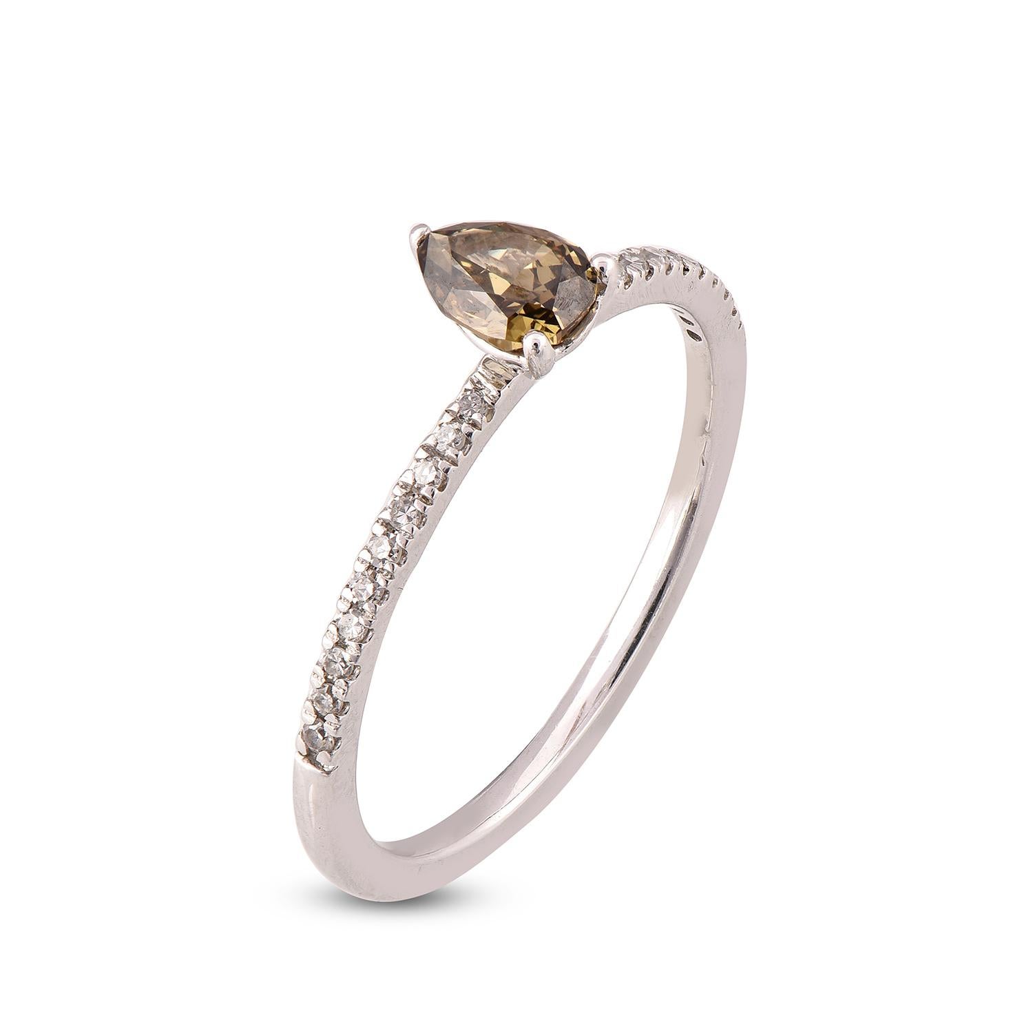 Questo splendido anello di fidanzamento con diamante taglio Pear mette in mostra un diamante verde naturale a forma di Pear di 5,5 x 3,9 mm incastonato in oro bianco 14 carati con un diamante bianco scintillante con colore H-I, purezza I2... Anello