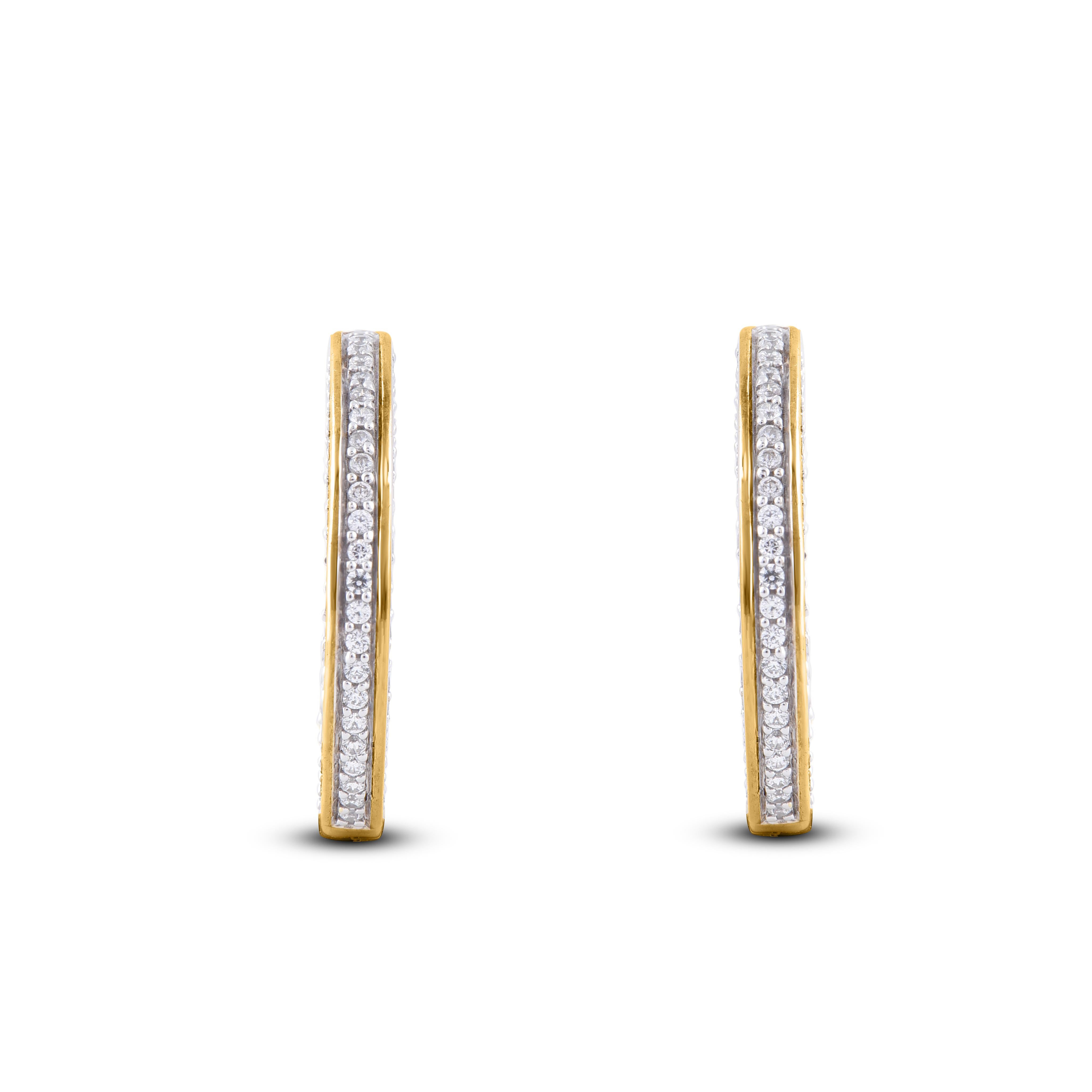 Ces boucles d'oreilles en or jaune 14 carats sont composées de 134 diamants ronds éblouissants sertis en pavé et brillent d'une couleur H-I et d'une pureté I2. Ces boucles d'oreilles intemporelles se fixent confortablement à l'aide d'une tige.
