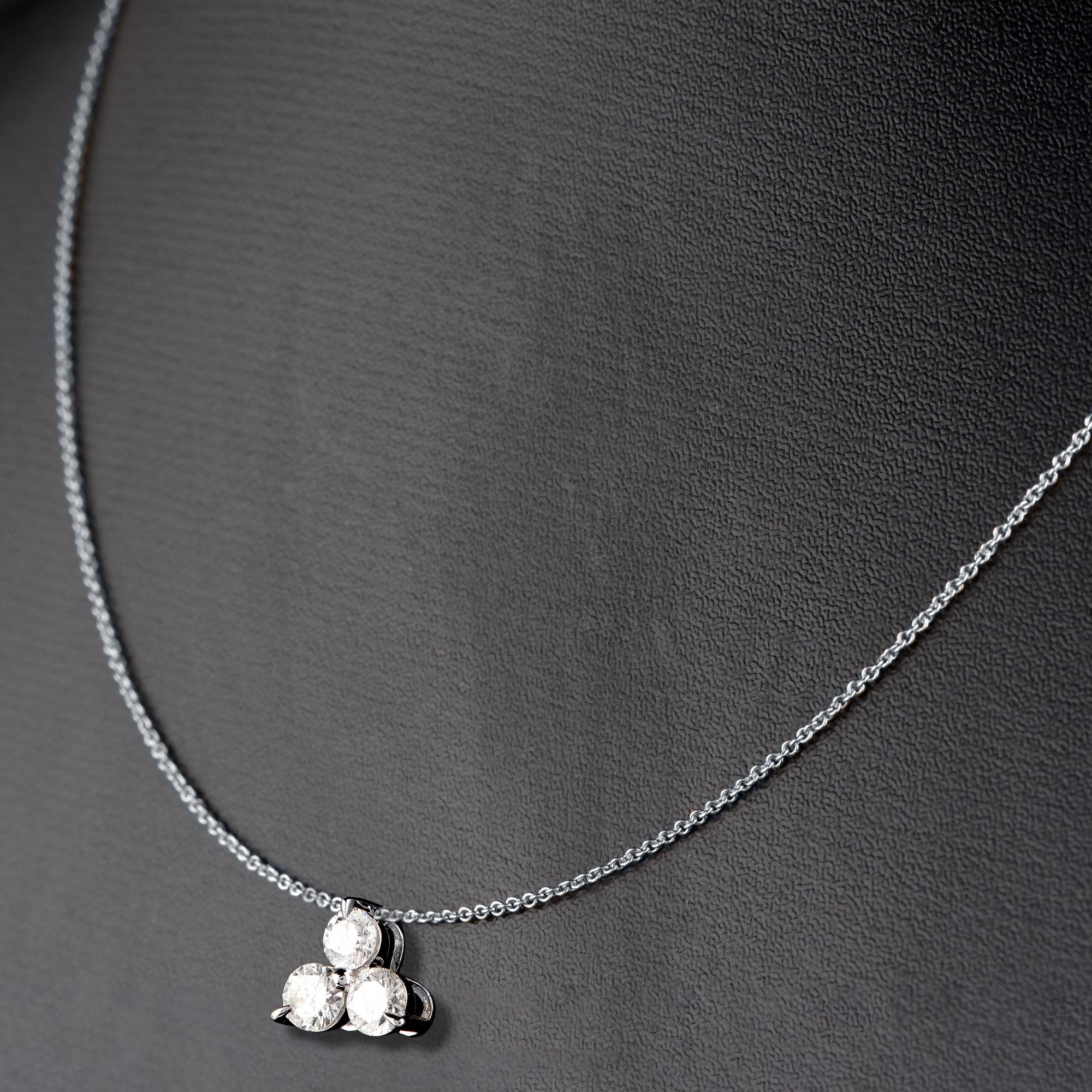 Taille ronde Pendentif en or blanc 14 carats avec 3 diamants ronds de 0,50 carat TJD avec chaîne de 18 pouces en vente