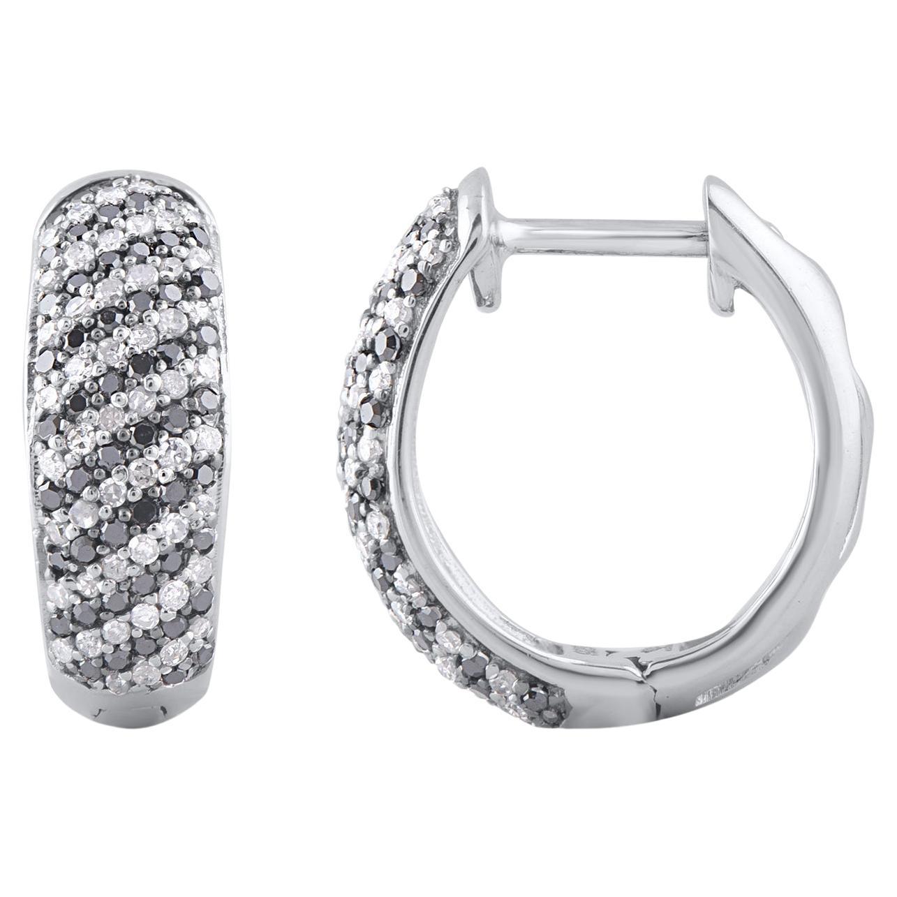 Apportez du charme à votre look avec ces boucles d'oreilles en diamant. Cette boucle d'oreille est magnifiquement conçue et sertie de 200 diamants ronds de taille unique et de diamants traités en noir en sertissage pavé. Nous n'utilisons que des