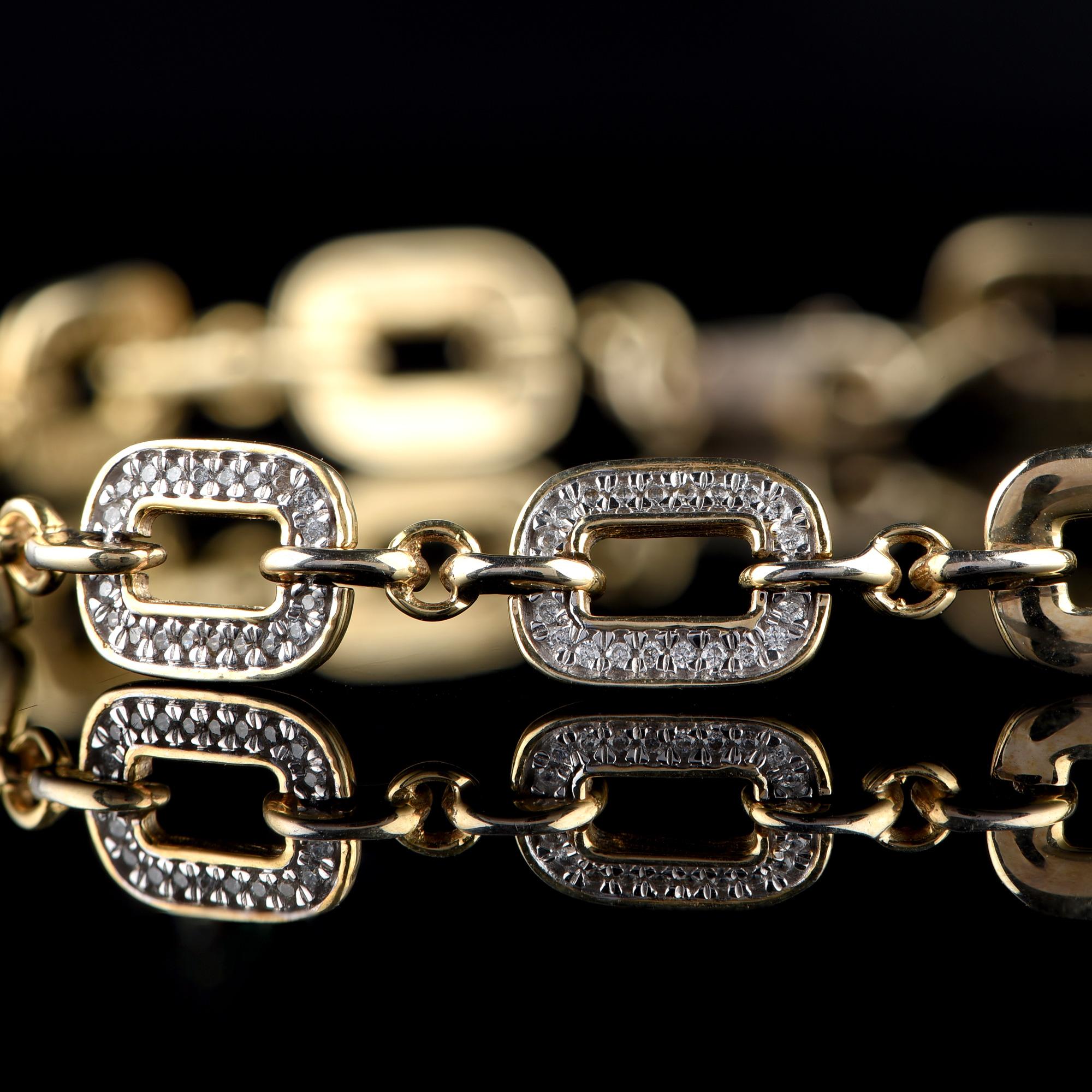 Das exquisite Design dieses diamantenen Gliederarmbands ist mit 160 Diamanten im Brillantschliff in Zackenfassung besetzt und aus 18 Karat Gelbgold gefertigt. Die Diamanten sind in der Farbe H-I und in der Reinheit I2 eingestuft. 

Die Metallfarbe