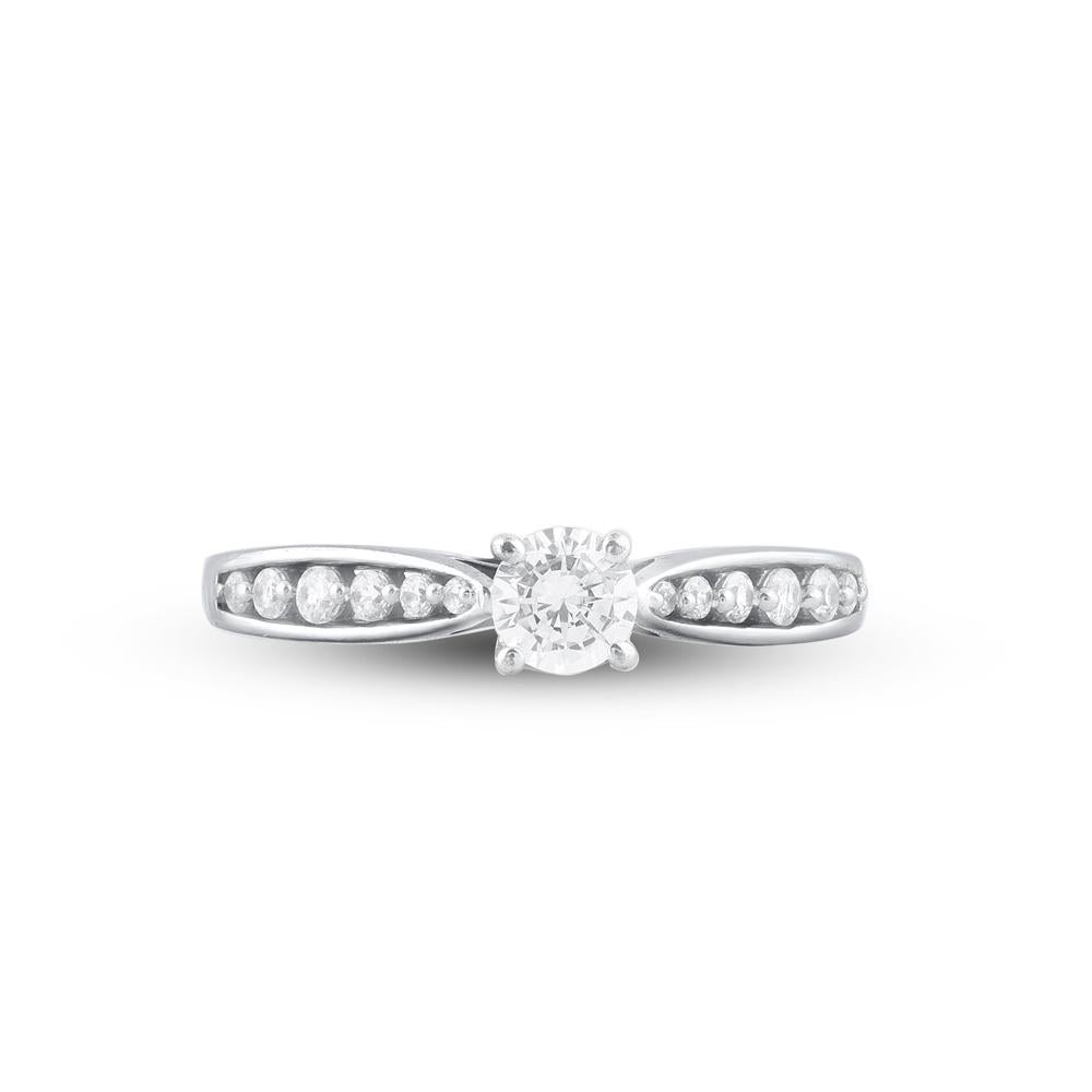 Un doux symbole de votre romance éternelle, réalisé en or blanc 14 carats et orné de 13 diamants taille brillant en serti clos. Le poids total des diamants est de 0,50 carat, de couleur H-I et de pureté I2. Cette bague a une finition très polie et
