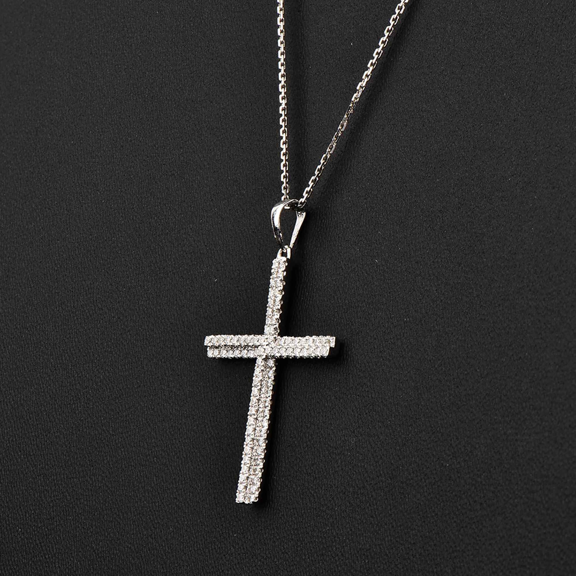 Découvrez des diamants éblouissants avec ce magnifique pendentif en forme de croix cloutée qui ne manquera pas d'attirer l'attention. Le pendentif en forme de croix en or blanc 14 carats est orné de 82 diamants blancs ronds et brillants, sertis