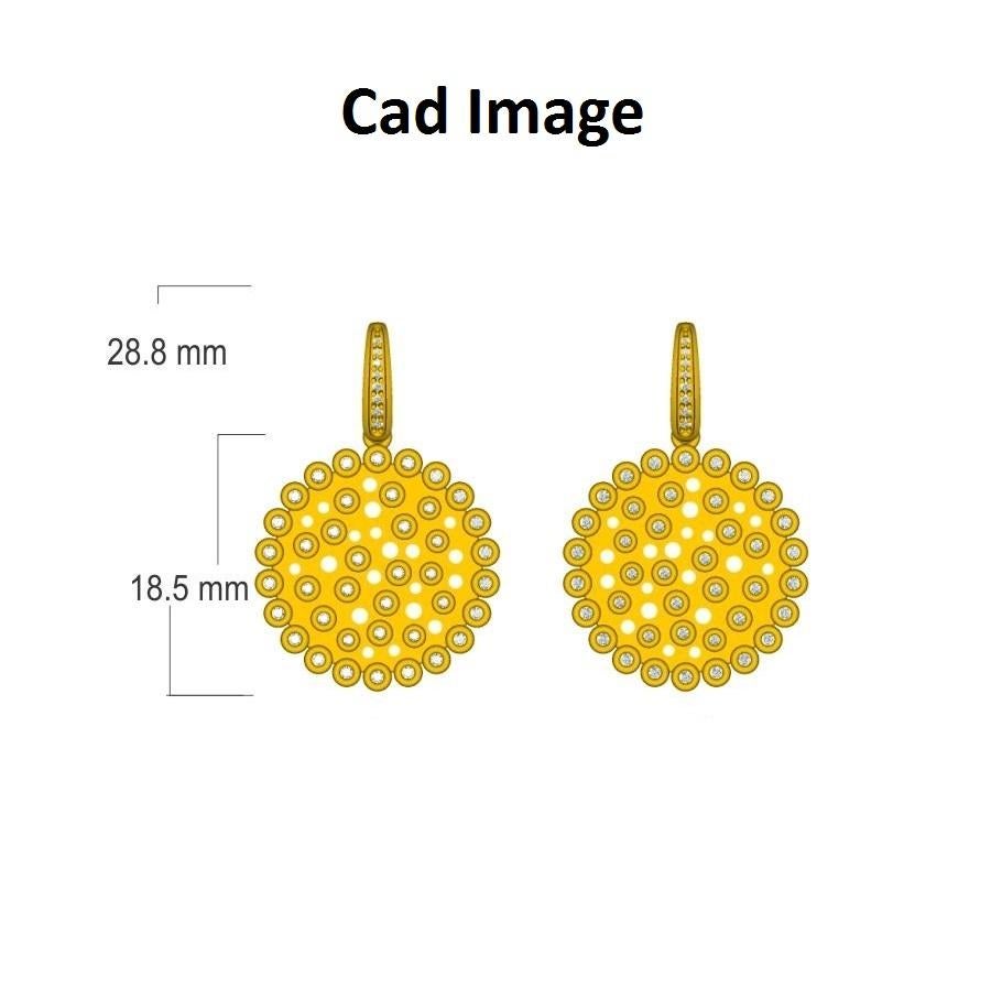 Completa i tuoi look preferiti con questi scintillanti orecchini a cerchio. Questi orecchini realizzati in oro giallo 14 carati affascinano con 0,50 carati di diamanti tondi brillanti naturali, tempestati di 96 diamanti tondi taglio brillante con