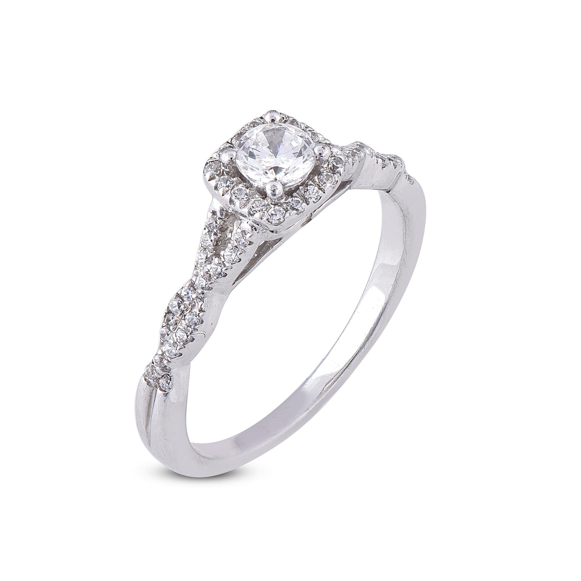 Squisito anello di fidanzamento in oro bianco 18 carati con 51 diamanti bianchi rotondi. Questo anello è curato nei minimi dettagli e incastonato con 0,30 carati di pietra centrale e i restanti 0,20 di scintillanti diamanti rotondi con incastonatura