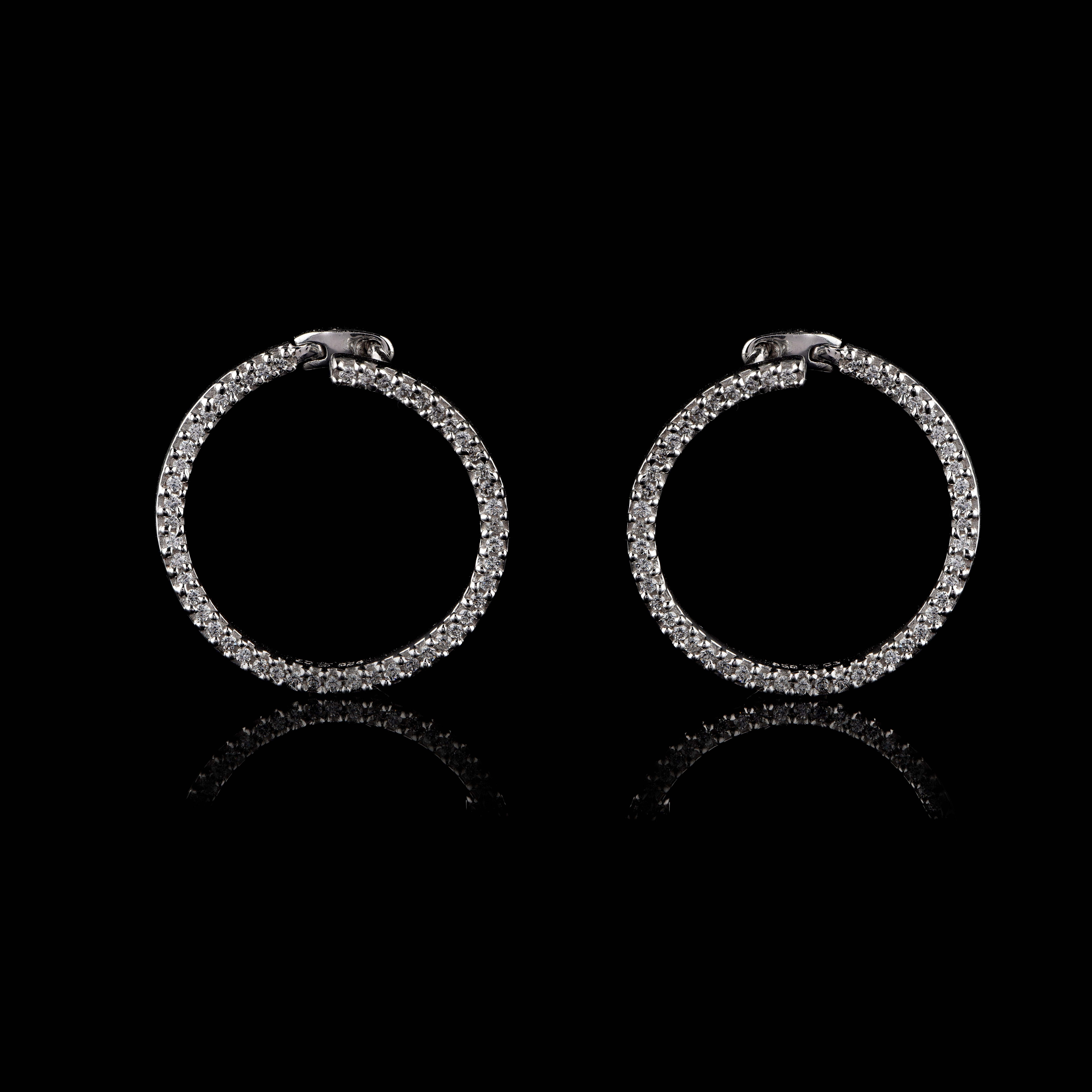 Estos pendientes circulares están engastados con 100 diamantes talla brillante. Fabricada a mano por nuestros expertos en oro blanco de 18 quilates. Los diamantes son de color H-I y pureza I2.