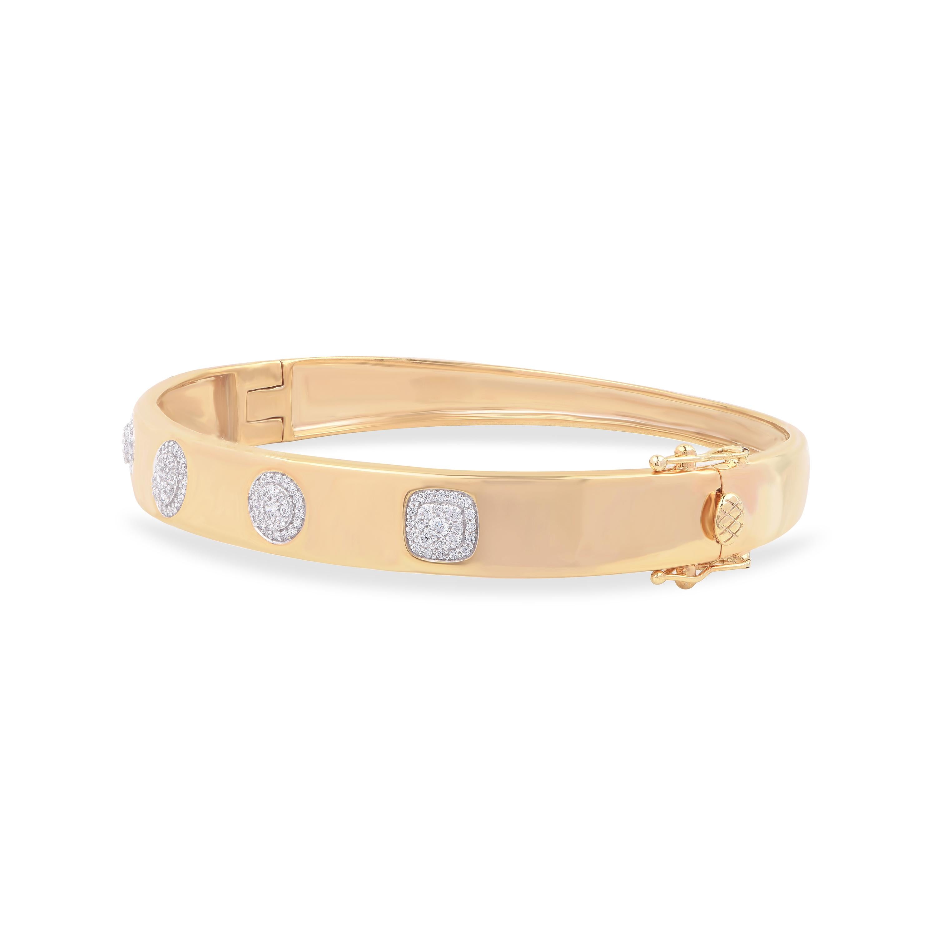 Splendidamente realizzato a mano dai nostri abili artigiani in oro giallo a 18 carati, questo braccialetto presenta 109 diamanti a taglio brillante incastonati in modo splendido in una montatura a griffe e a pavé. I diamanti sono classificati con