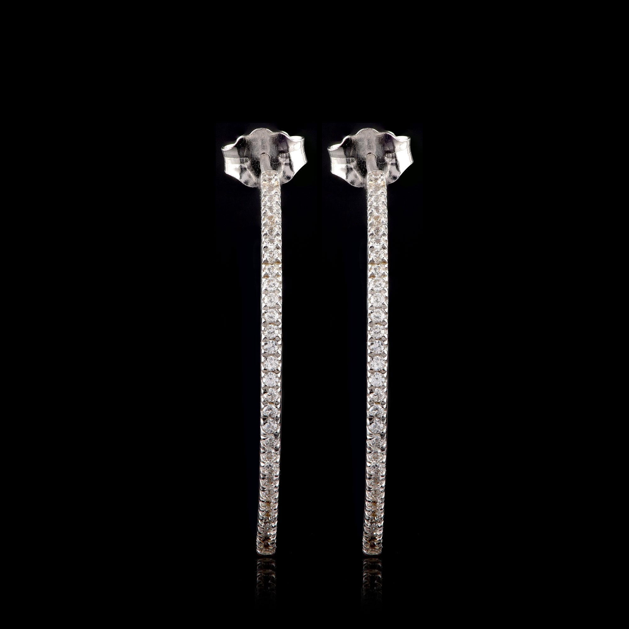 Questi orecchini a cerchio di design presentano 118 diamanti taglio brillante incastonati e lavorati a mano dai nostri esperti in oro bianco 18 carati. I diamanti sono classificati con colore H-I e purezza I2.