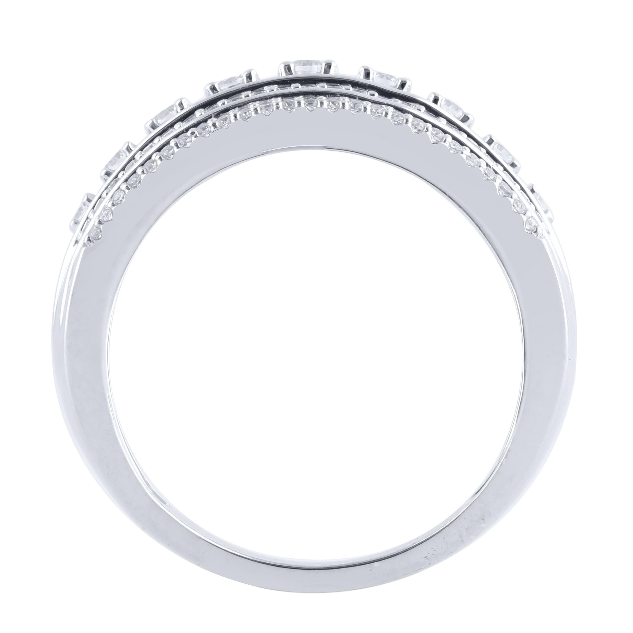 Dieses wahrhaft exquisite diamantene Verlobungsband wird wegen seiner klassischen Schönheit und Eleganz bewundert werden. Dieser Ring ist aus 14KT Weißgold gefertigt und mit 105 natürlichen Diamanten im Einzel- und Brillantschliff in Zacken- und